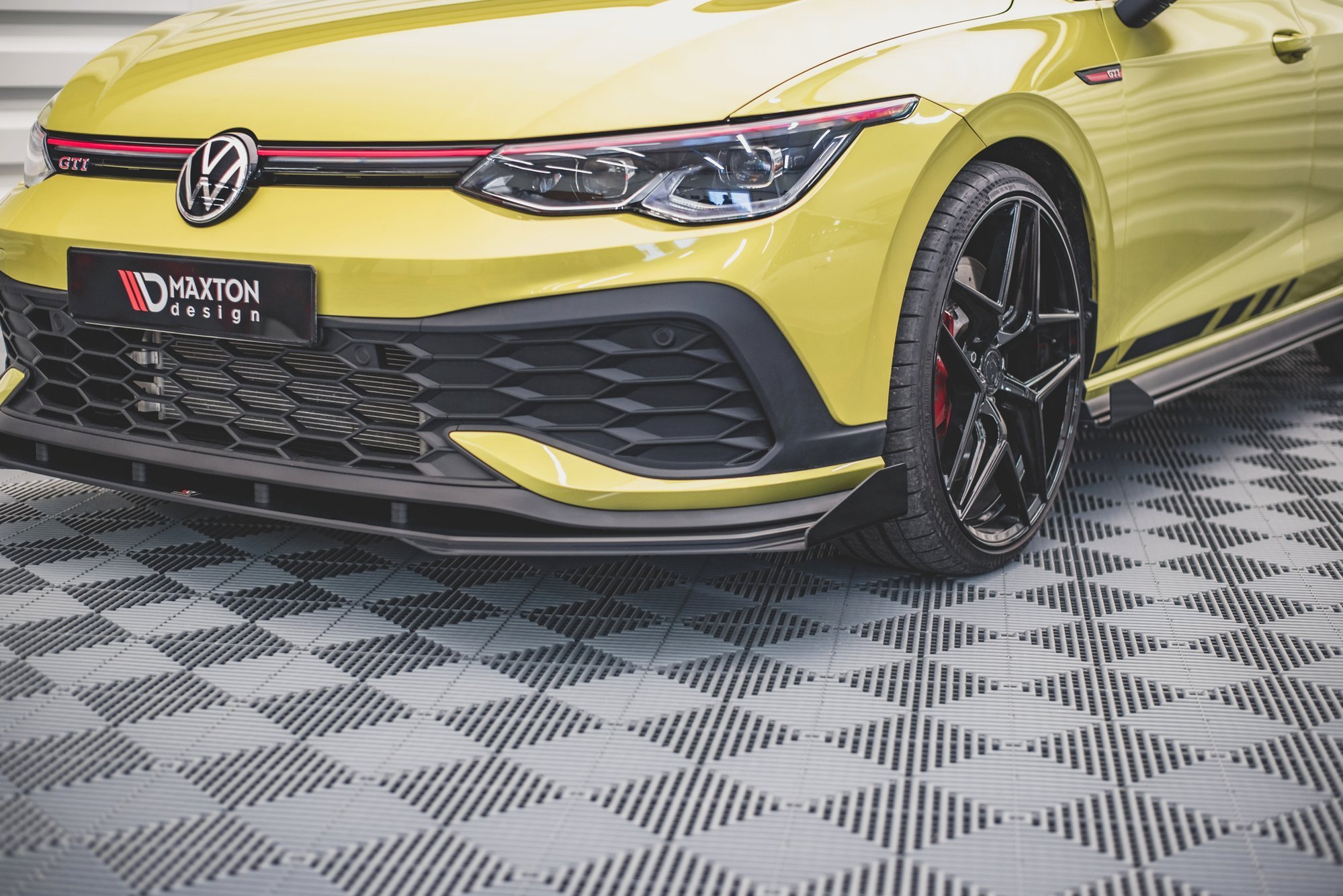 Maxton Design Robuste Racing Front Ansatz für passend +Flaps für Volkswagen Golf 8 GTI Clubsport schwarz Hochglanz
