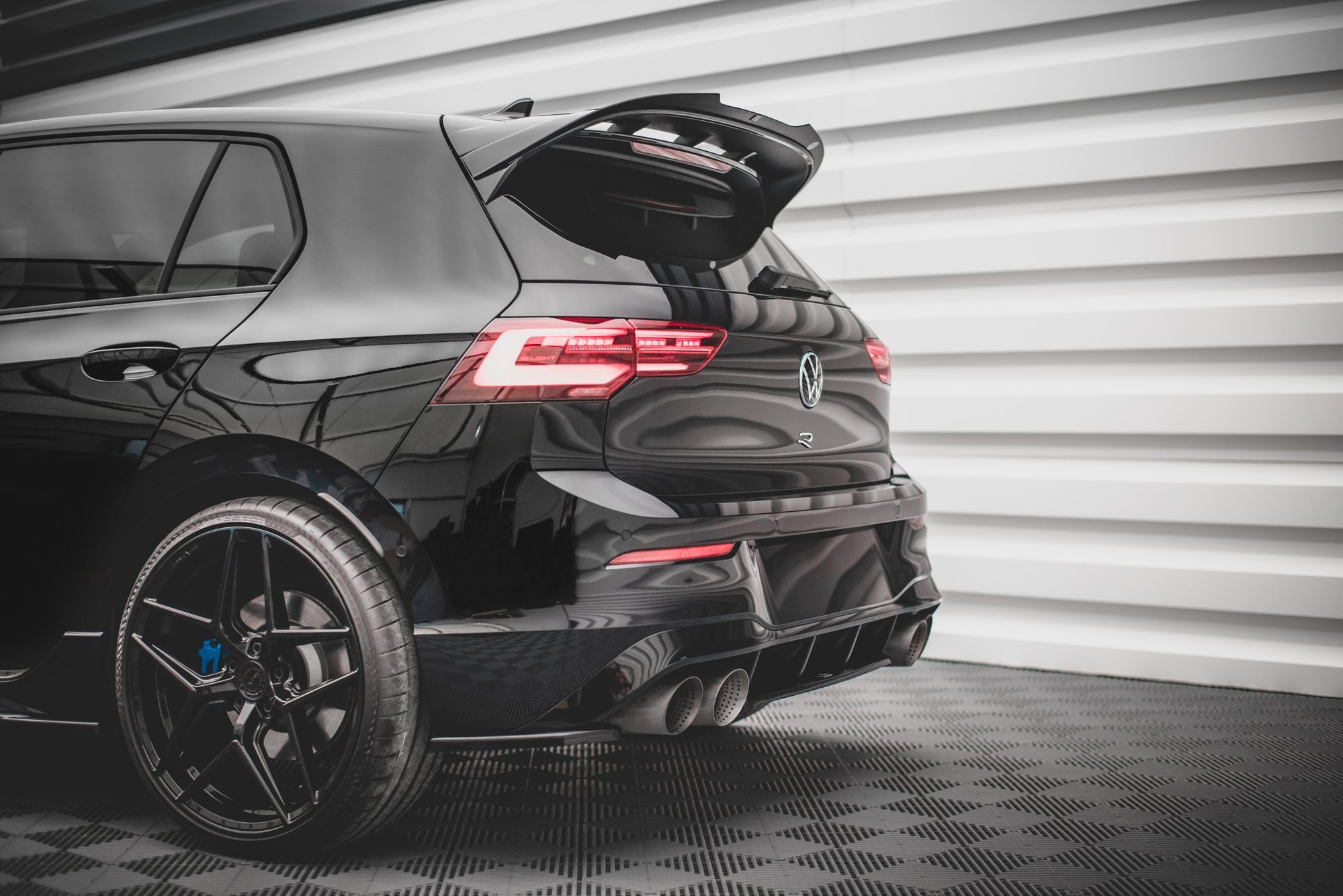 Maxton Design Heck Ansatz Flaps Diffusor V.1 für Volkswagen Golf R Mk8 schwarz Hochglanz