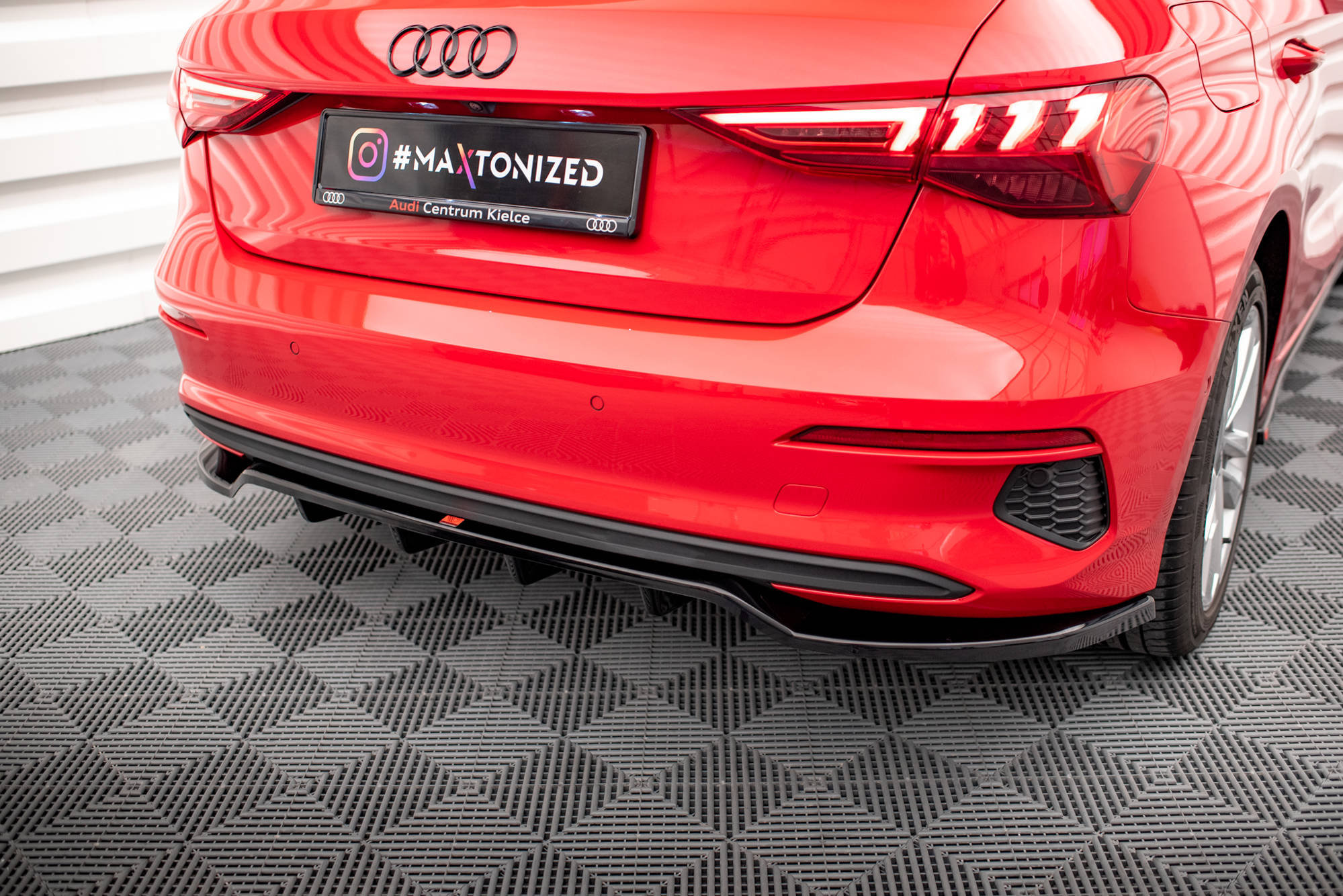 Maxton Design Mittlerer Diffusor Heck Ansatz DTM Look für Audi A3 Sportback 8Y schwarz Hochglanz