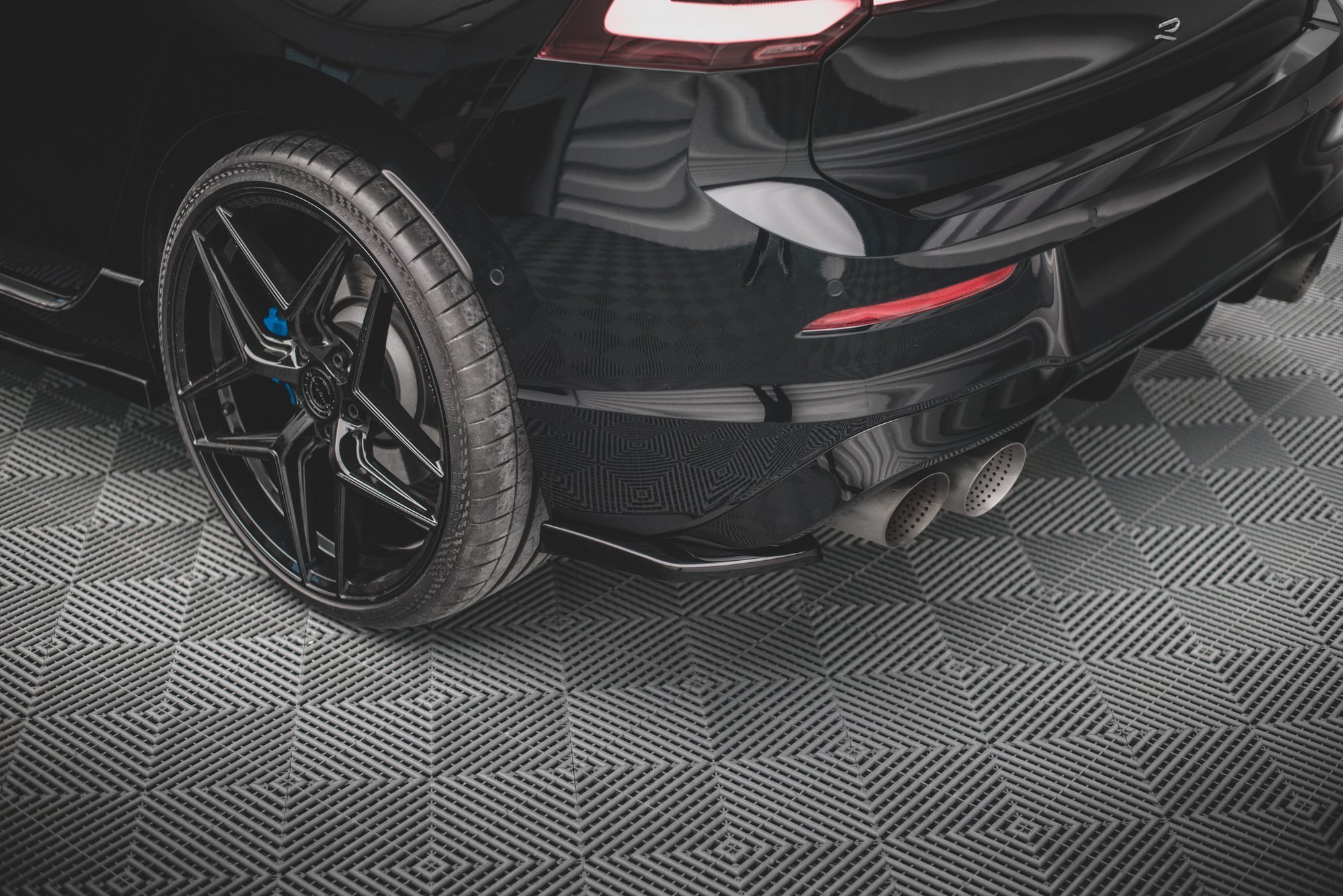 Maxton Design Heck Ansatz Flaps Diffusor V.2 für Volkswagen Golf R Mk8 schwarz Hochglanz