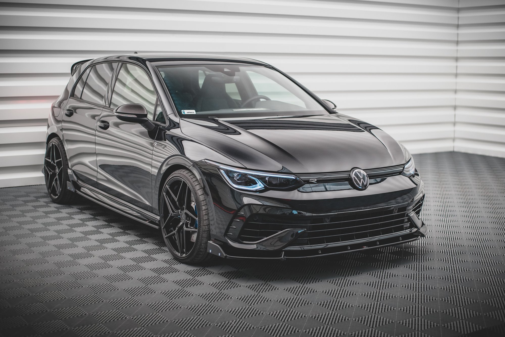 Maxton Design Front Ansatz V.2 +Flaps für Volkswagen Golf R Mk8