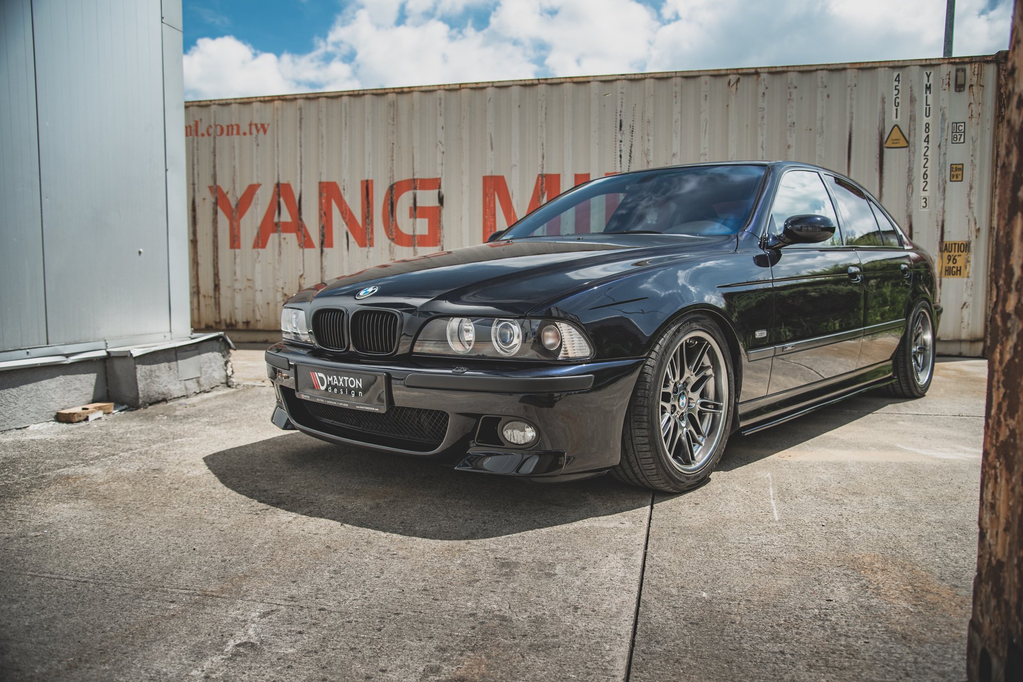 Maxton Design Front Ansatz für Seite BMW M5  / 5 M-Paket E39 schwarz Hochglanz