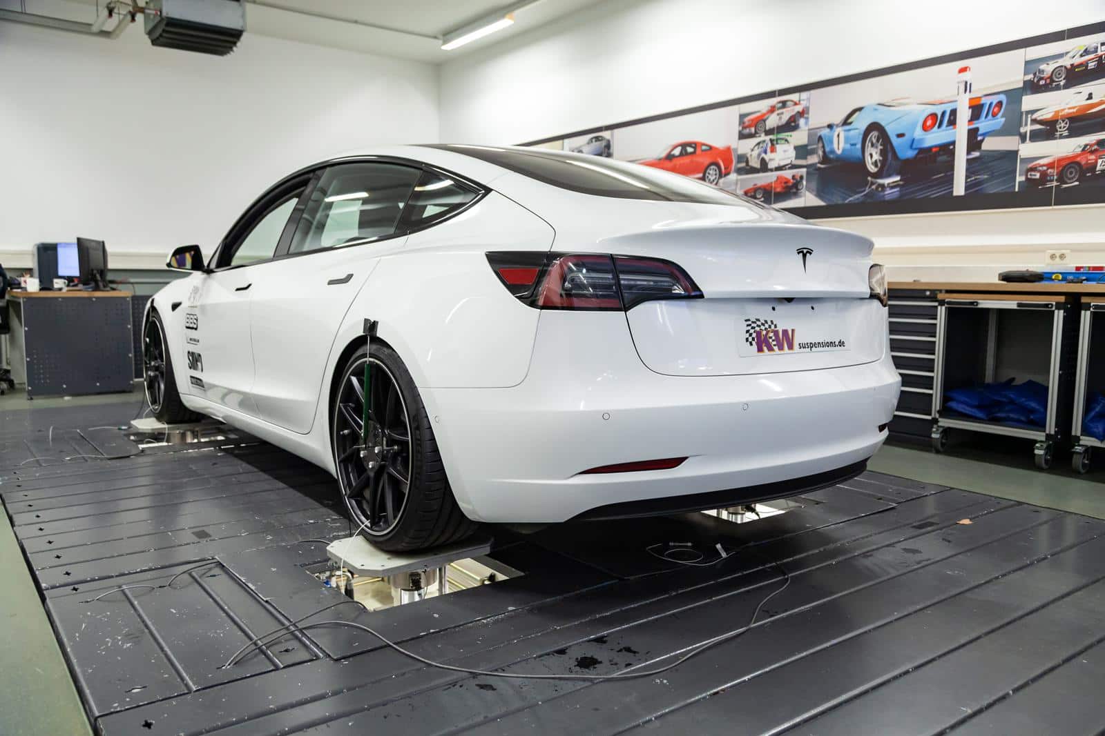 KW V3 inox Gewindefahrwerk Tesla Model 3 KW V3 inox Gewindefahrwerk Tesla Model 3