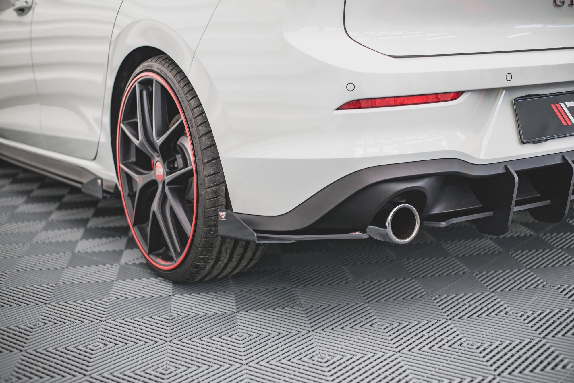 Maxton Design Hintere Seiten Flaps für Volkswagen Golf 8 GTI schwarz Hochglanz