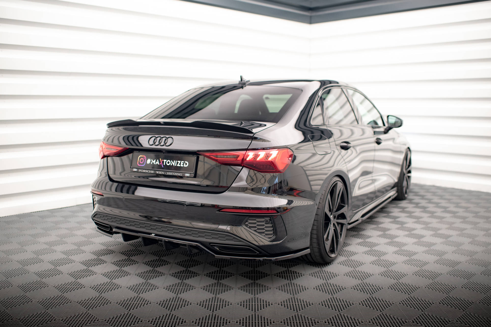 Maxton Design Mittlerer Diffusor Heck Ansatz DTM Look für Audi A3 S-Line Limousine 8Y schwarz Hochglanz