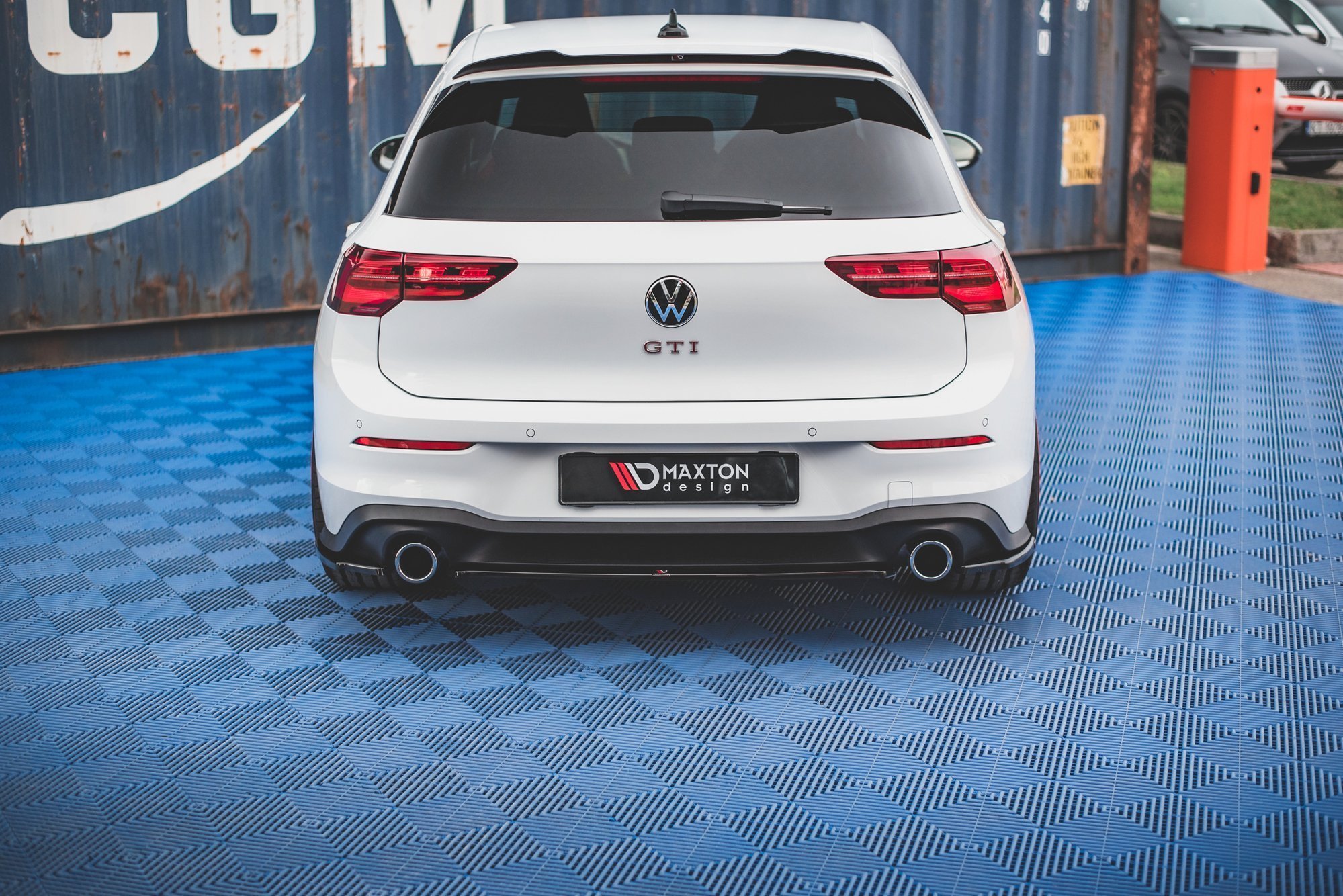 Maxton Design Mittlerer Diffusor Heck Ansatz für Volkswagen Golf 8 GTI schwarz Hochglanz