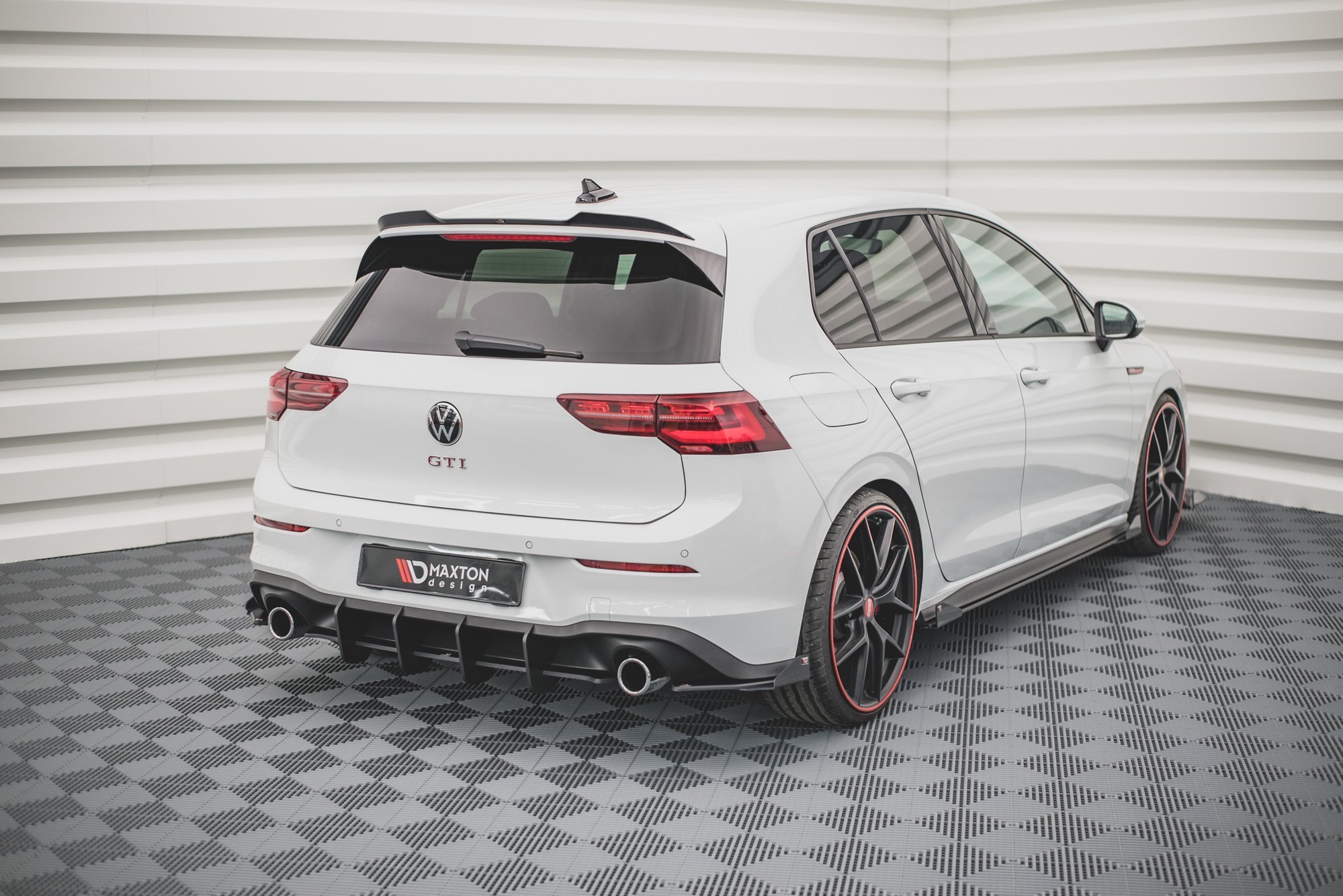 Maxton Design Hintere Seiten Flaps für Volkswagen Golf 8 GTI schwarz Hochglanz