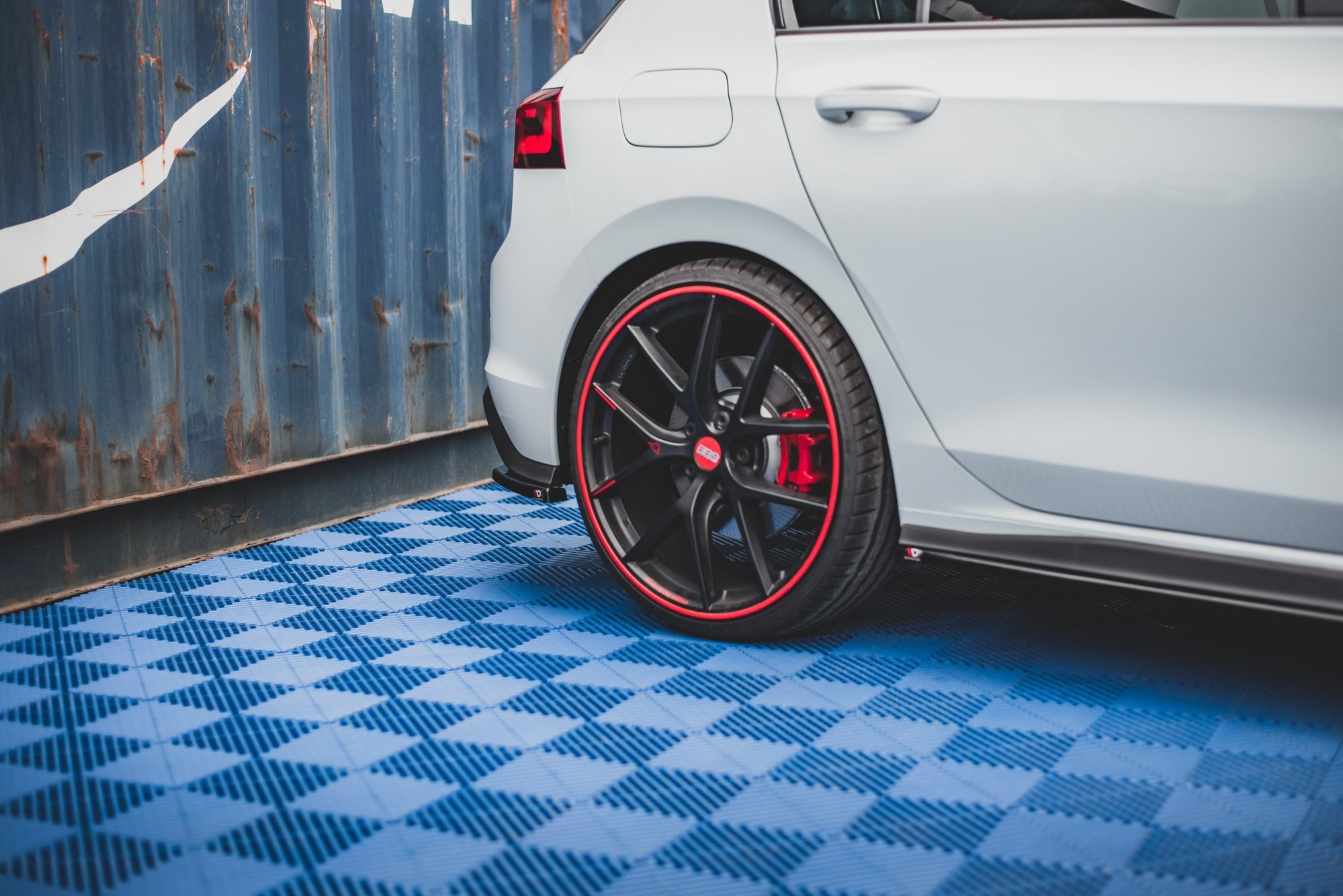 Maxton Design Heck Ansatz Flaps Diffusor für Volkswagen Golf 8 GTI schwarz Hochglanz