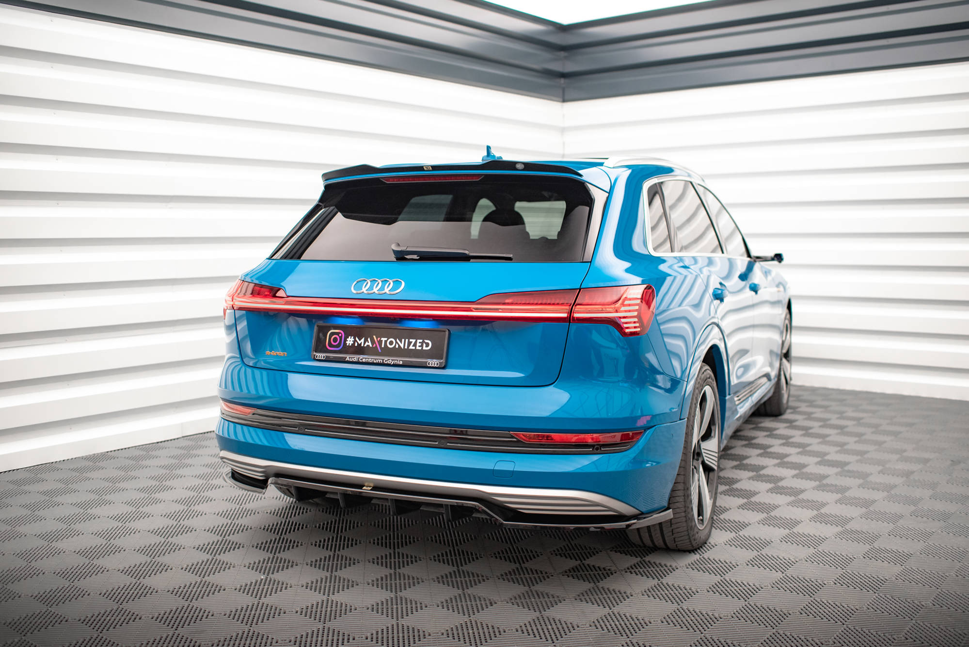 Maxton Design Spoiler CAP für Audi e-tron schwarz Hochglanz