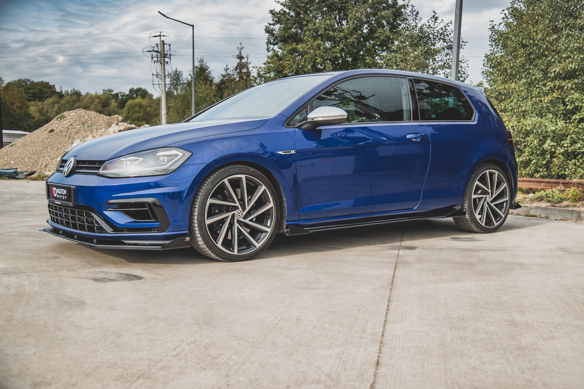 Maxton Design Robuste Racing Seitenschweller Ansatz für für + Flaps VW Golf 7 R / R-Line Facelift schwarz Hochglanz