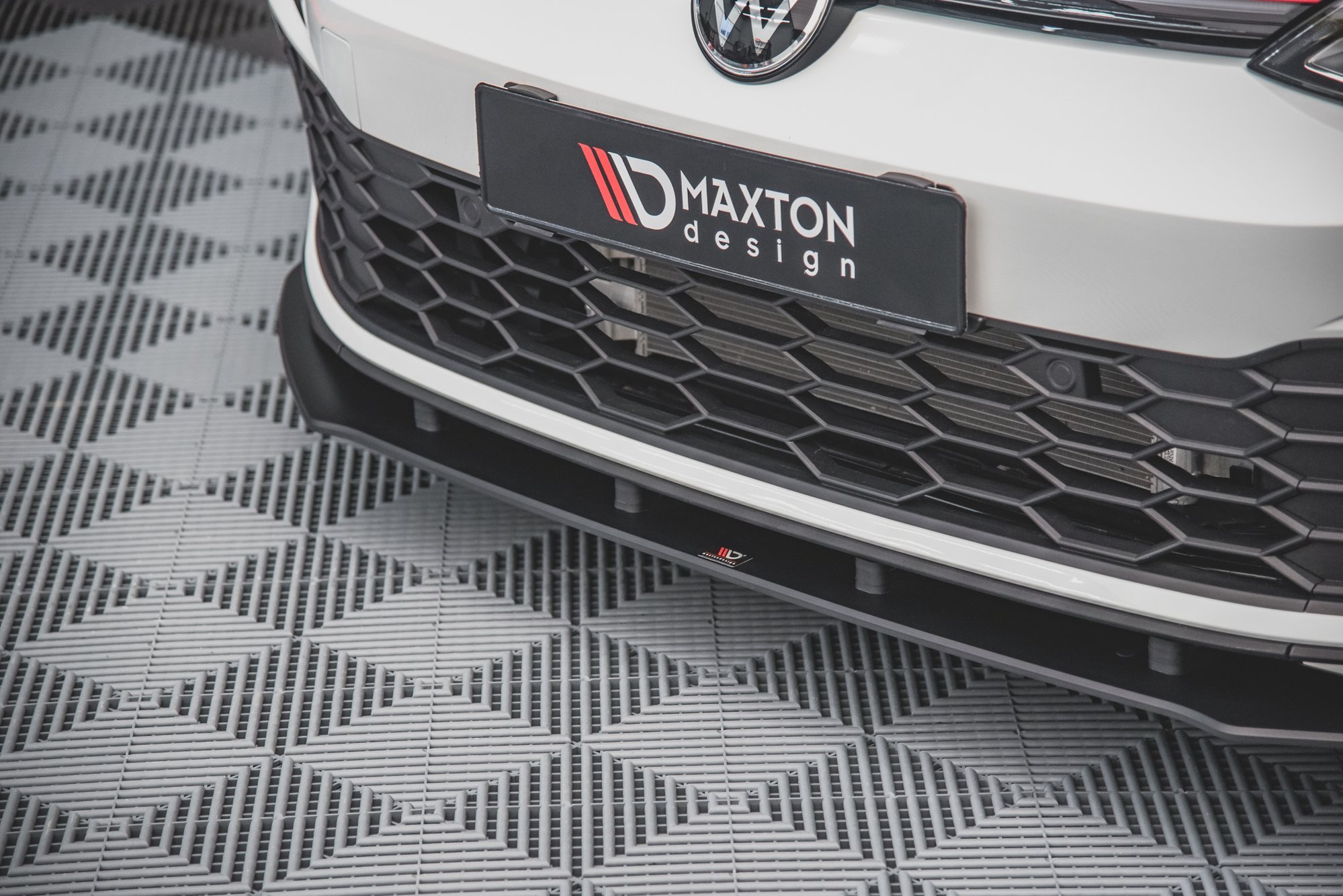 Maxton Design Robuste Racing Front Ansatz für passend für Volkswagen Golf 8 GTI