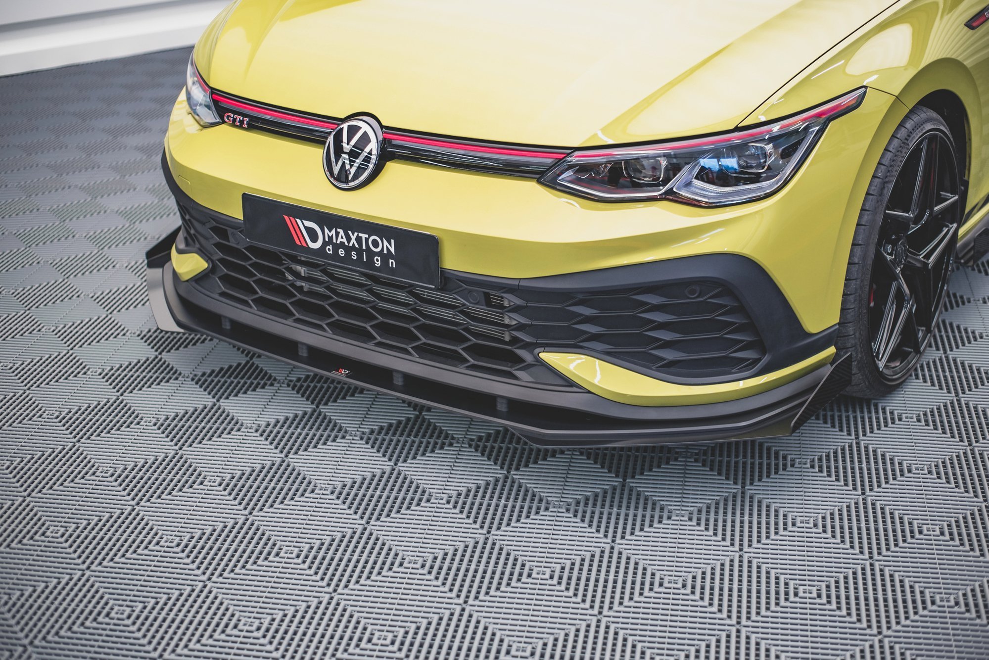 Maxton Design Robuste Racing Front Ansatz für passend +Flaps für Volkswagen Golf 8 GTI Clubsport schwarz Hochglanz