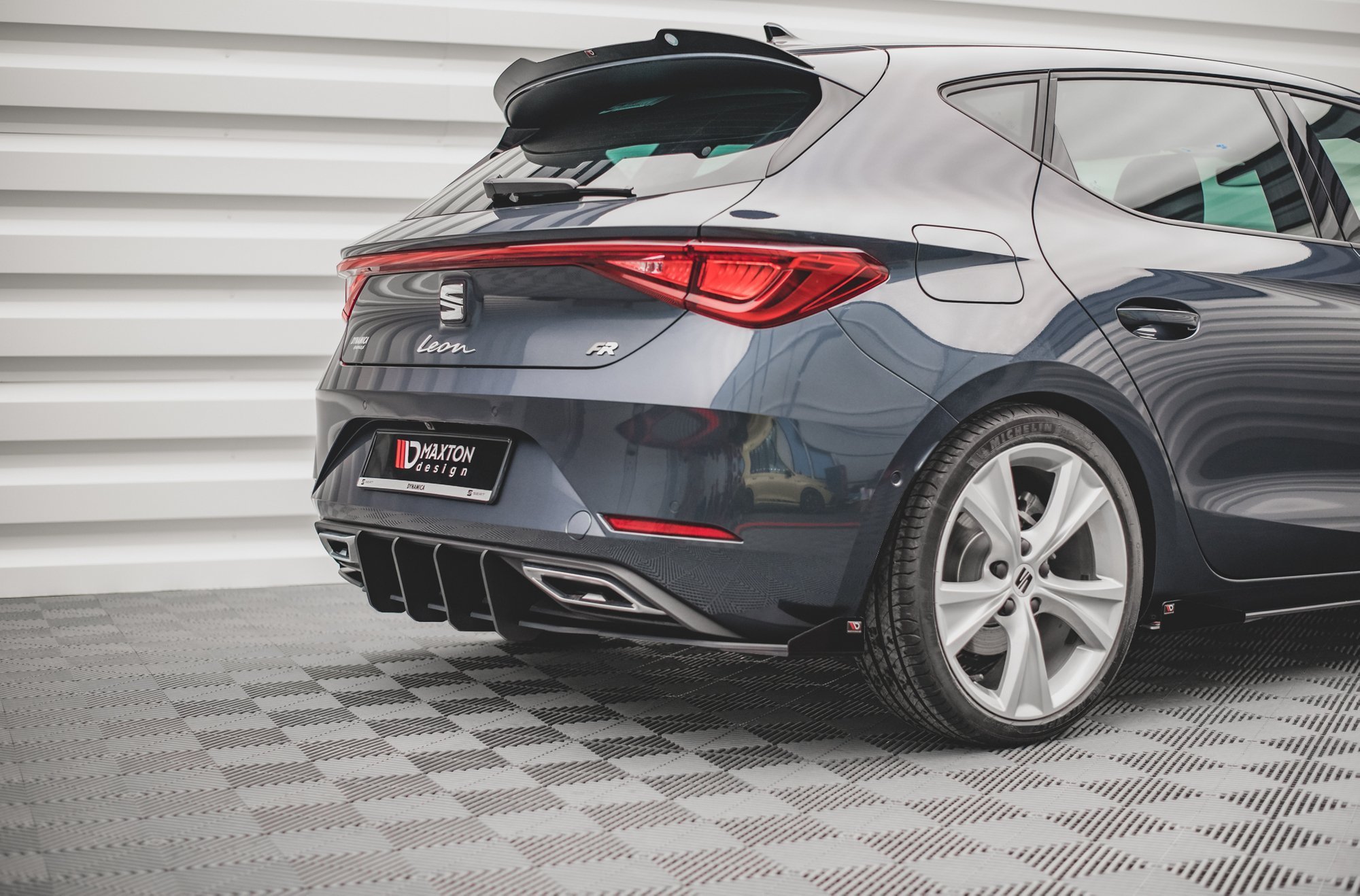 Maxton Design Robuste Racing Diffusor Heck Ansatz +Flaps für Seat Leon FR Hatchback Mk4 schwarz Hochglanz