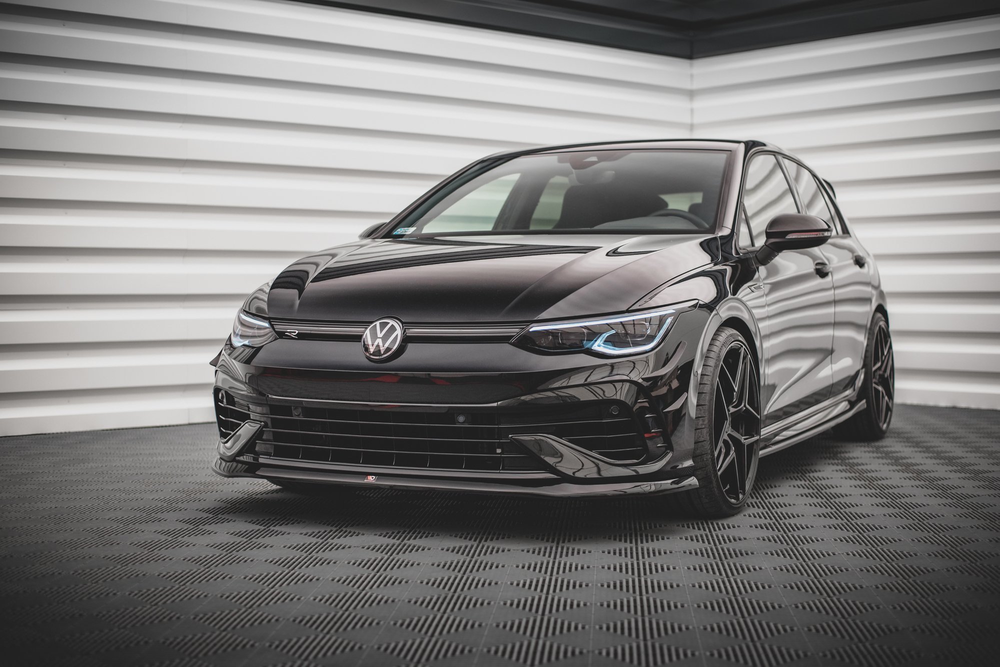 Maxton Design Front Ansatz V.5 für Volkswagen Golf R Mk8 schwarz Hochglanz