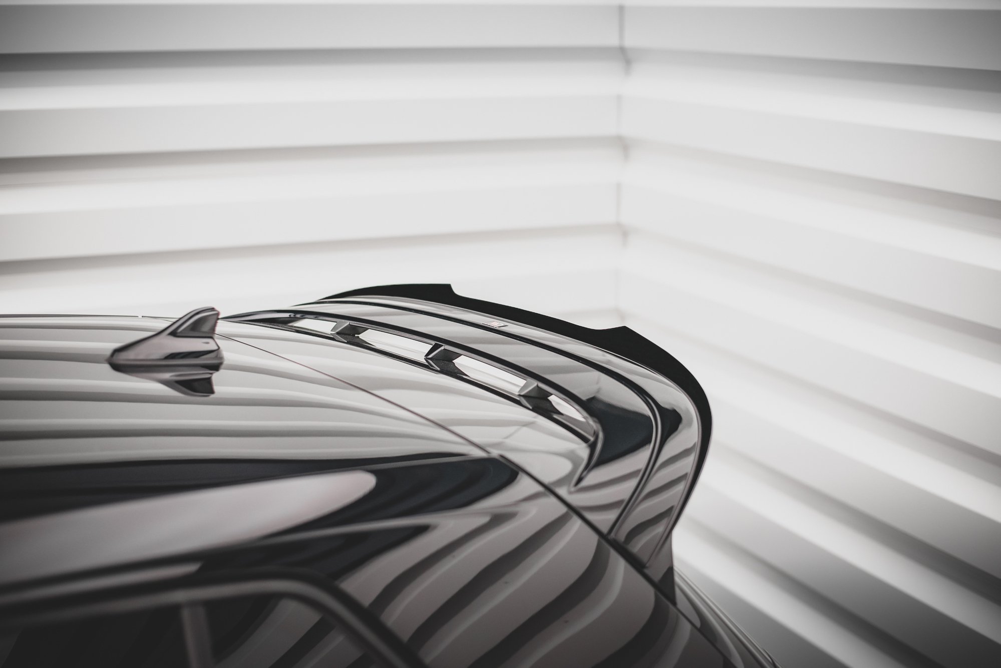 Maxton Design Spoiler CAP V.2 für Volkswagen Golf 8 R-Performance / GTI Clubsport schwarz Hochglanz