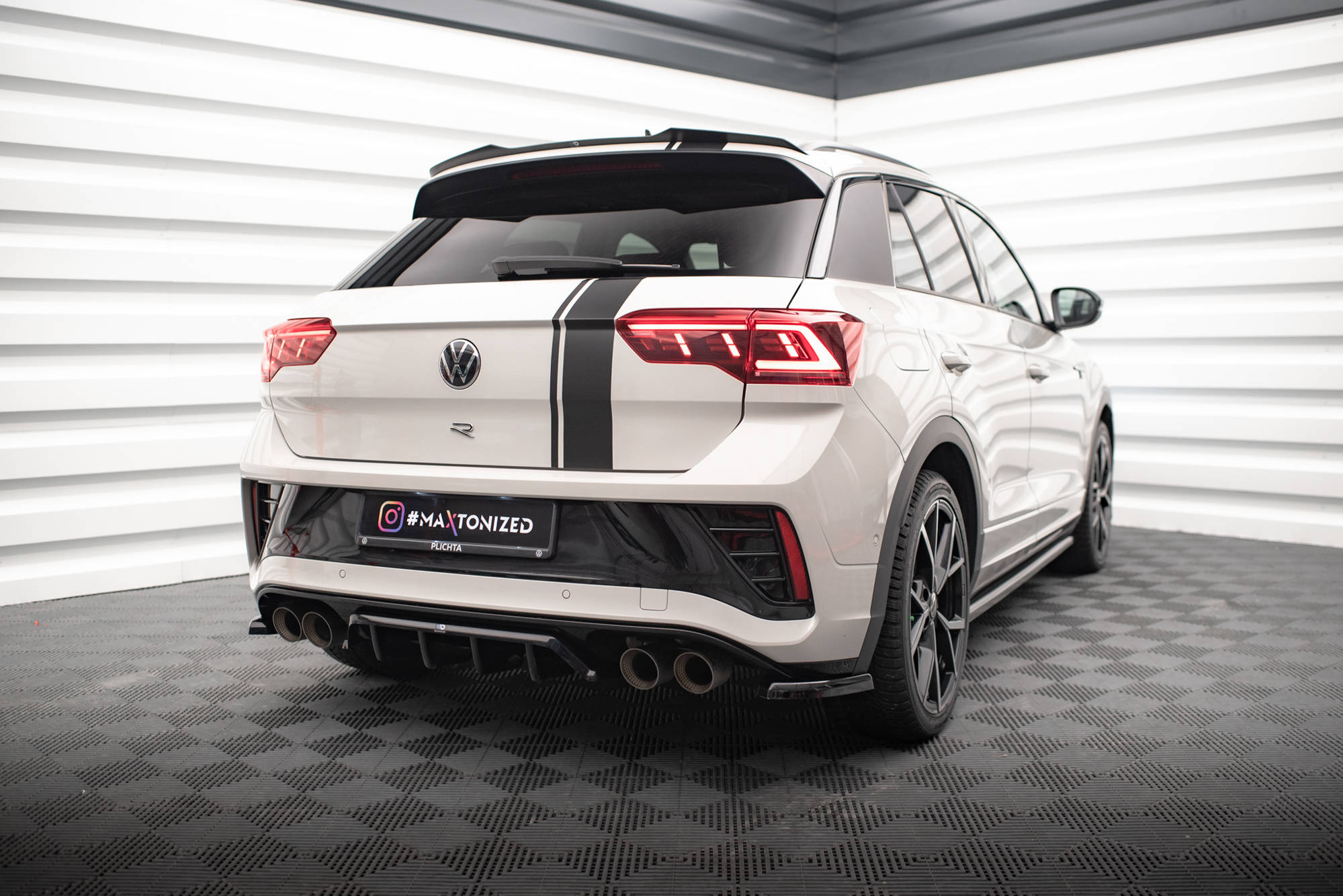 Maxton Design Mittlerer Diffusor Heck Ansatz DTM Look für Volkswagen T-Roc R Mk1 Facelift schwarz Hochglanz