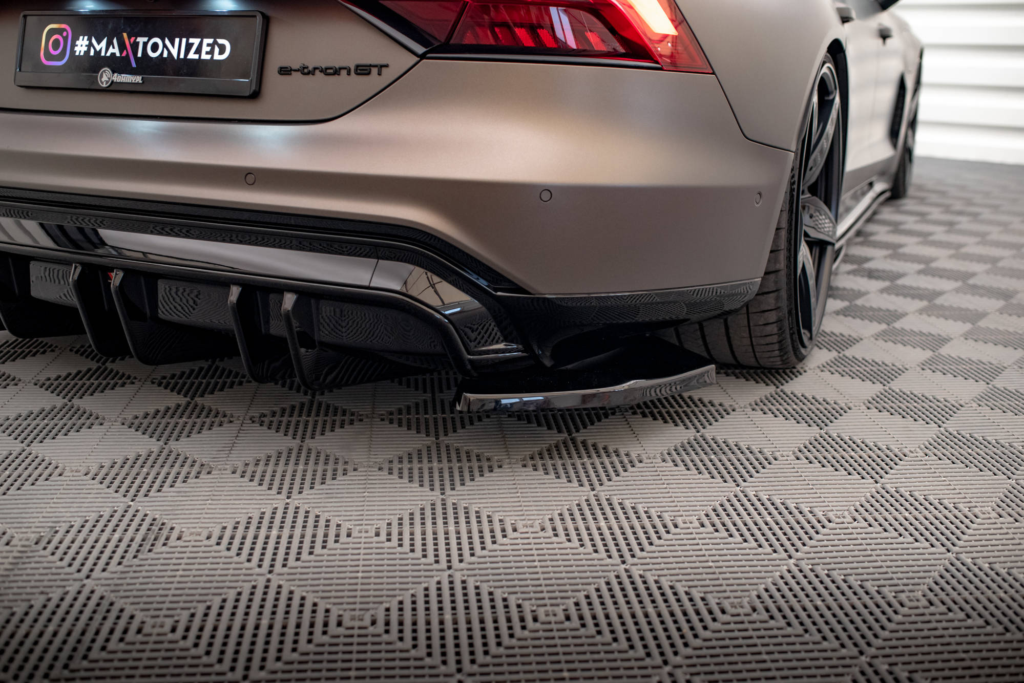 Maxton Design Heck Ansatz Flaps Diffusor V.2 für Audi e-Tron GT / RS GT Mk1 schwarz Hochglanz