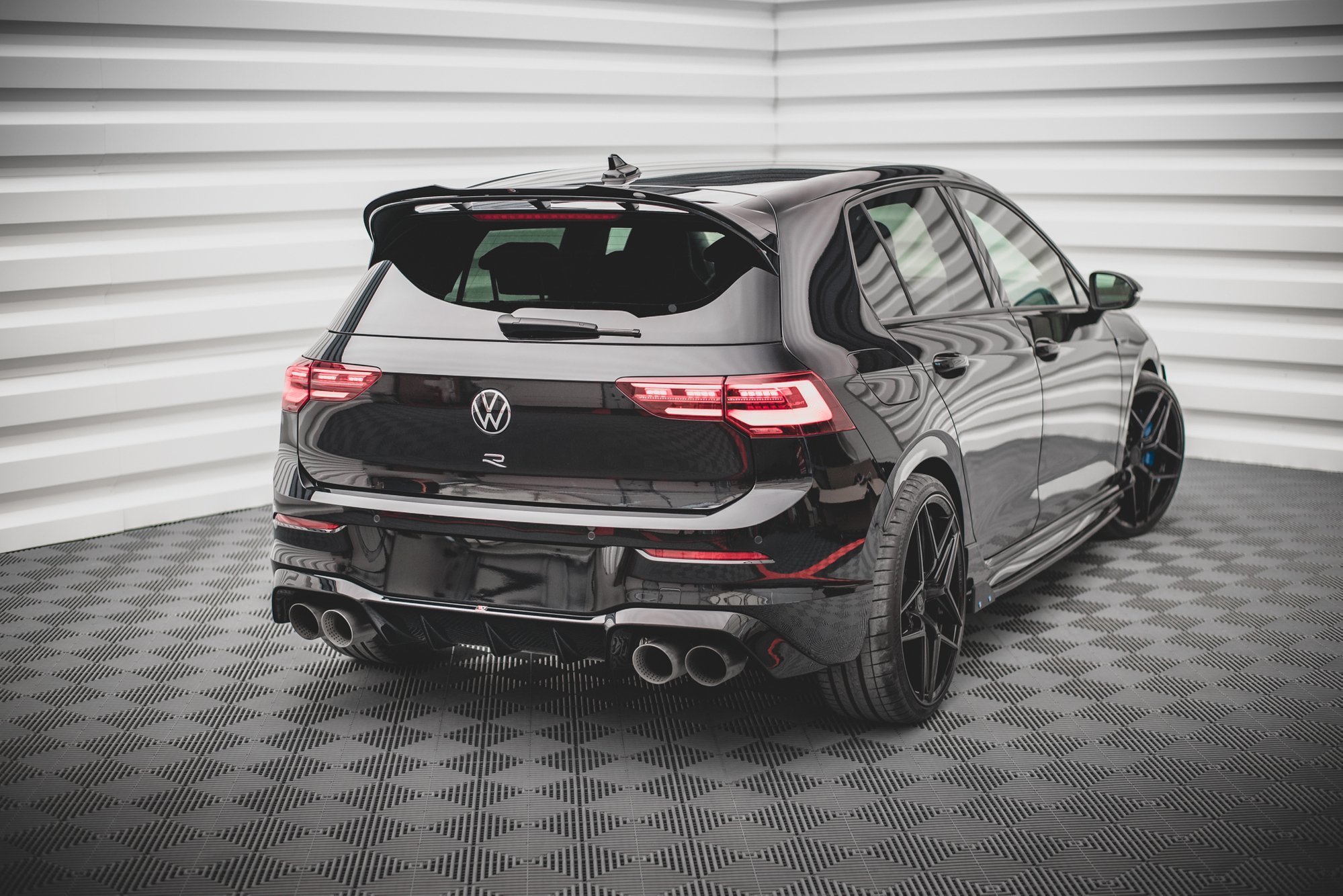 Maxton Design Diffusor Heck Ansatz V.1 für Volkswagen Golf R Mk8 schwarz Hochglanz