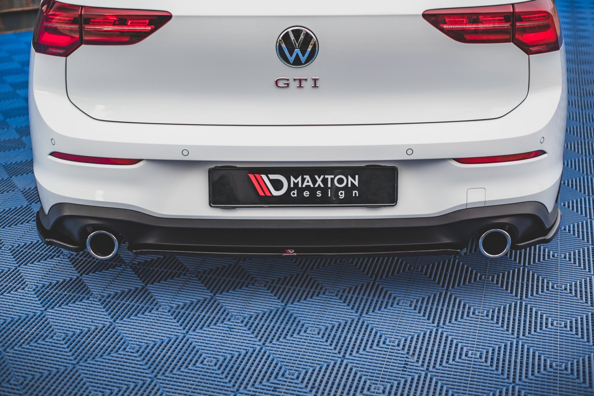 Maxton Design Mittlerer Diffusor Heck Ansatz für Volkswagen Golf 8 GTI schwarz Hochglanz