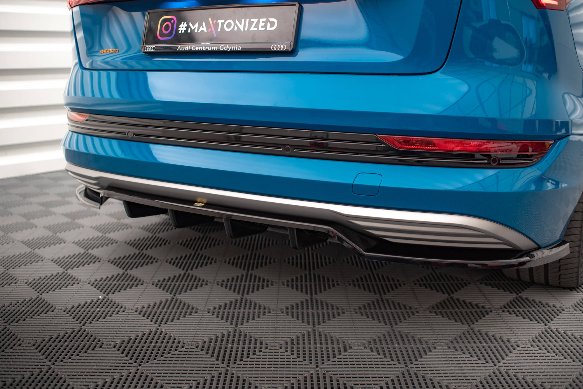 Maxton Design Mittlerer Diffusor Heck Ansatz DTM Look für Audi e-tron schwarz Hochglanz Maxton Design Mittlerer Diffusor Heck Ansatz DTM Look für Audi e-tron schwarz Hochglanz