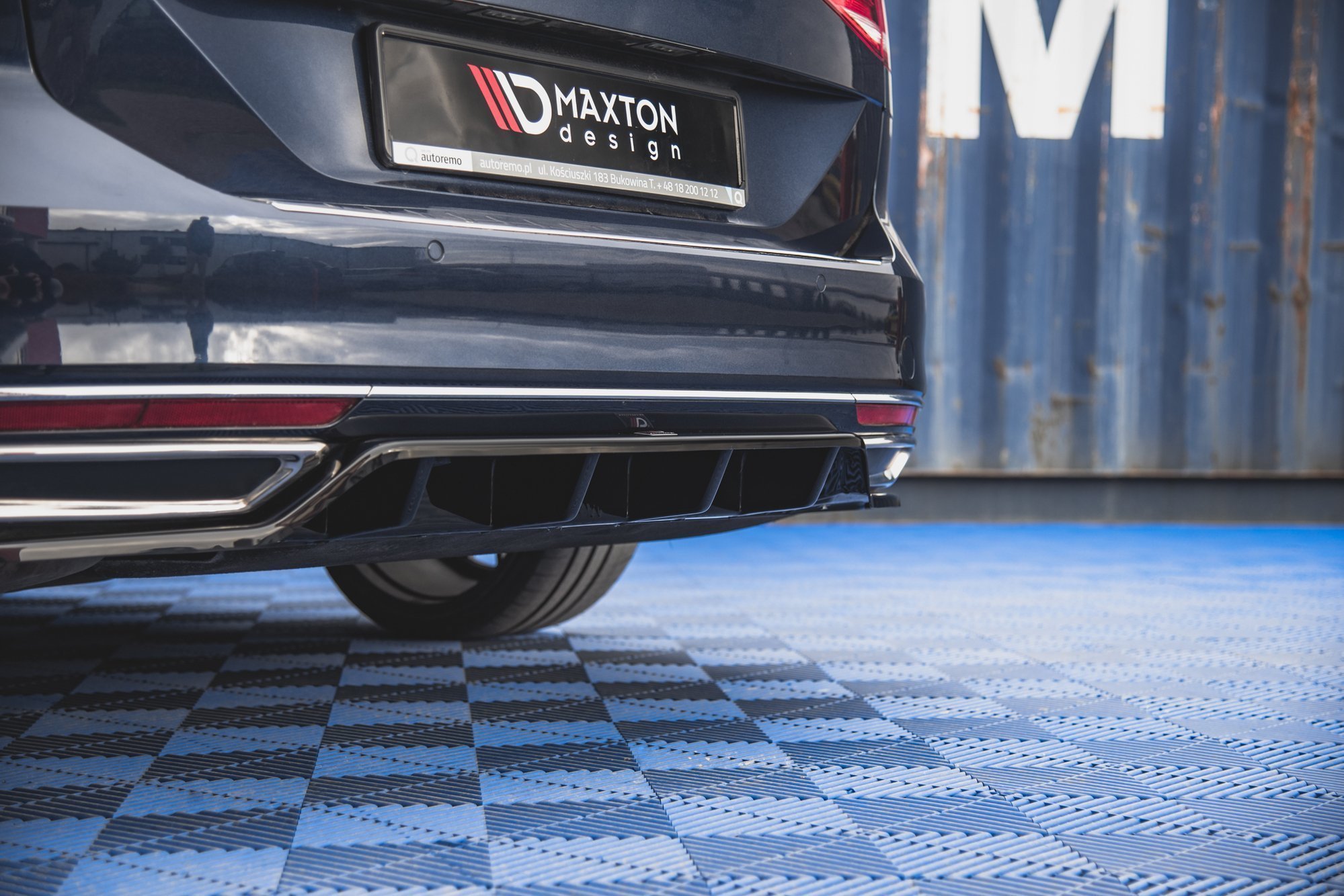 Maxton Design Mittlerer Diffusor Heck Ansatz DTM Look für Volkswagen Passat B8 schwarz Hochglanz