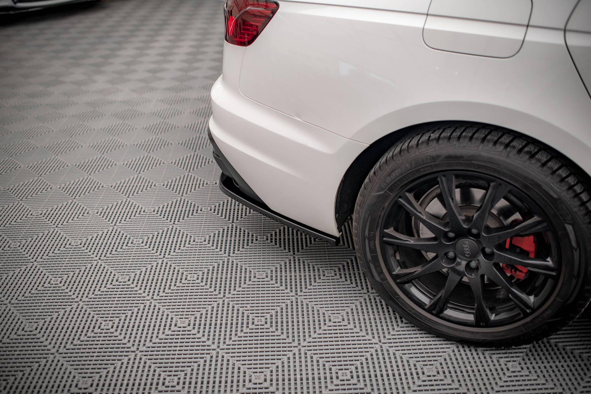 Maxton Design Heck Ansatz Flaps Diffusor für Audi A4 B9 Facelift schwarz Hochglanz