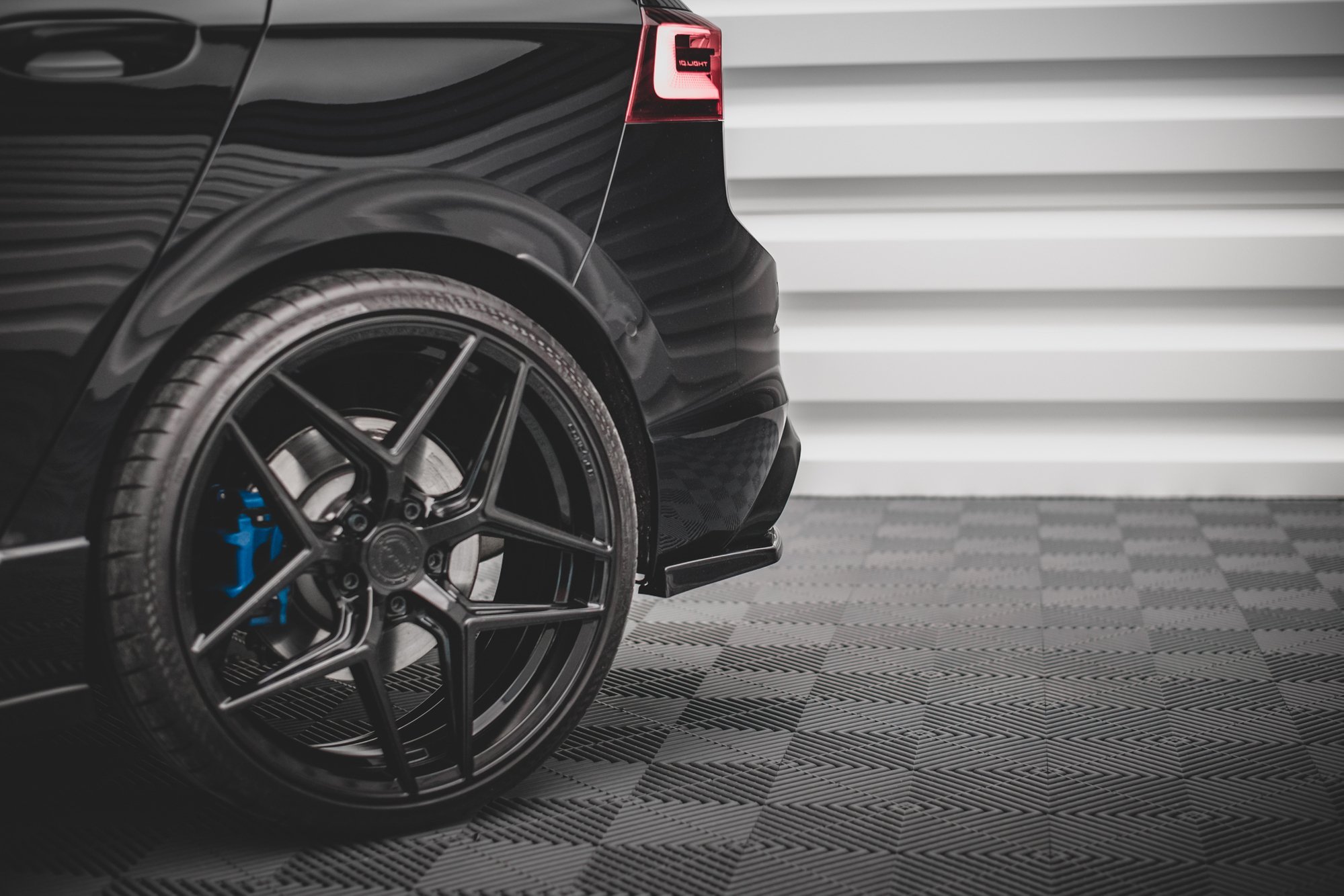 Maxton Design Heck Ansatz Flaps Diffusor V.2 für Volkswagen Golf R Mk8 schwarz Hochglanz