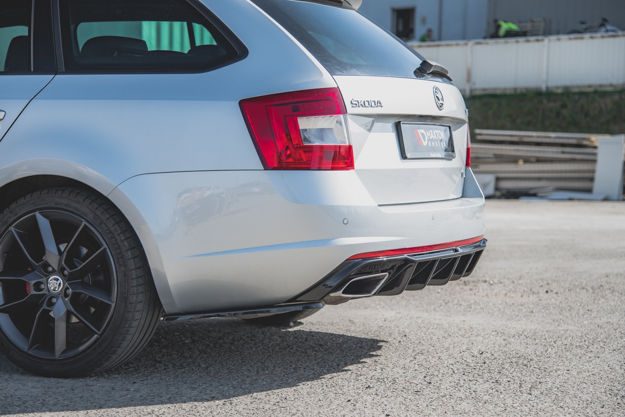 Maxton Design Heck Ansatz Flaps Diffusor V.2 für Skoda Octavia RS Mk3/Mk3 FL Hatchback/Kombi  schwarz Hochglanz