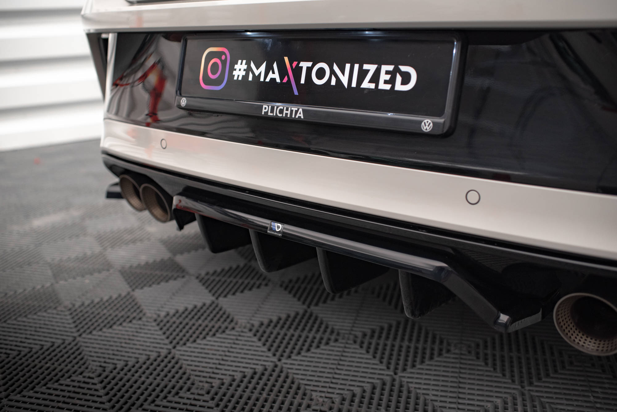 Maxton Design Mittlerer Diffusor Heck Ansatz DTM Look für Volkswagen T-Roc R Mk1 Facelift schwarz Hochglanz