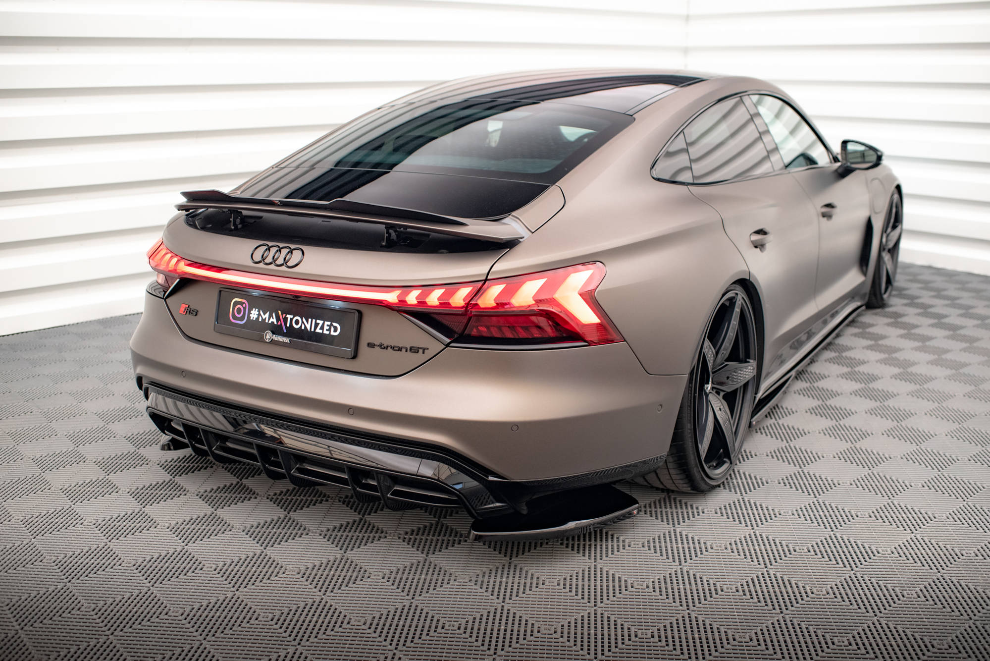 Maxton Design Heck Ansatz Flaps Diffusor V.1 für Audi e-Tron GT / RS GT Mk1 schwarz Hochglanz