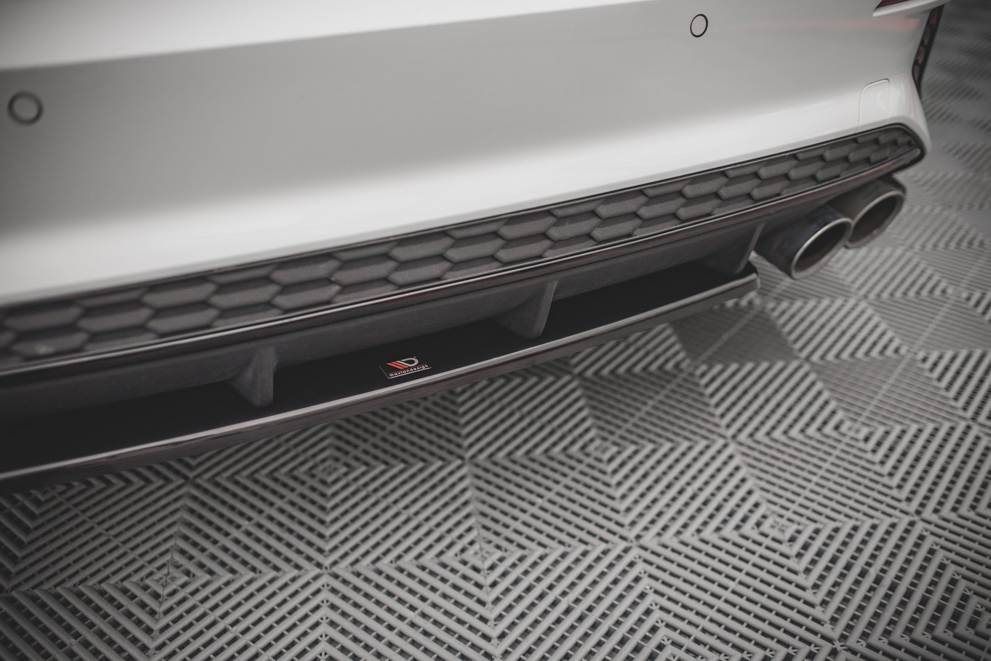 Maxton Design Mittlerer Diffusor Heck Ansatz für Audi S3 Sportback 8Y schwarz Hochglanz