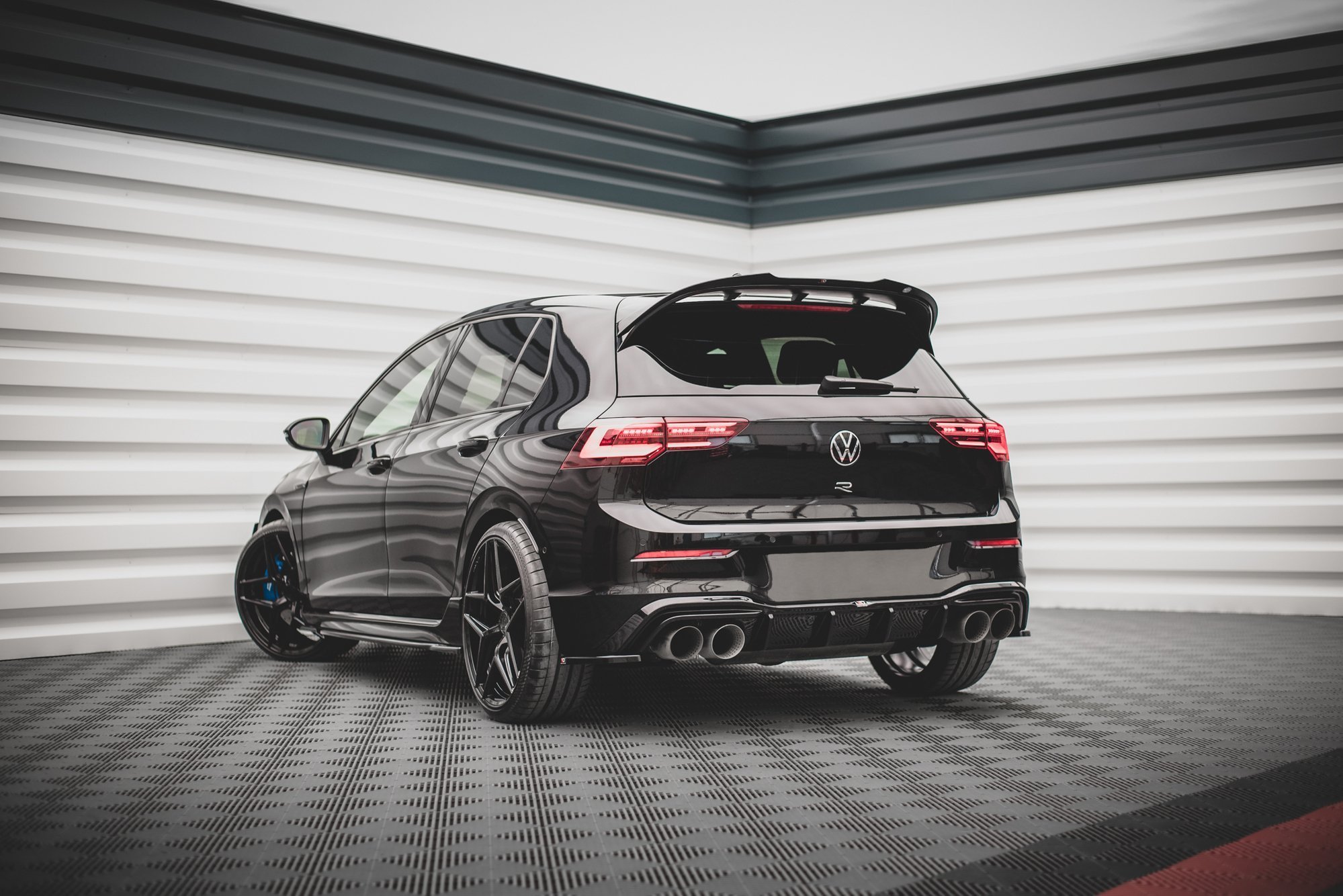 Maxton Design Heck Ansatz Flaps Diffusor V.4 für Volkswagen Golf R Mk8 schwarz Hochglanz