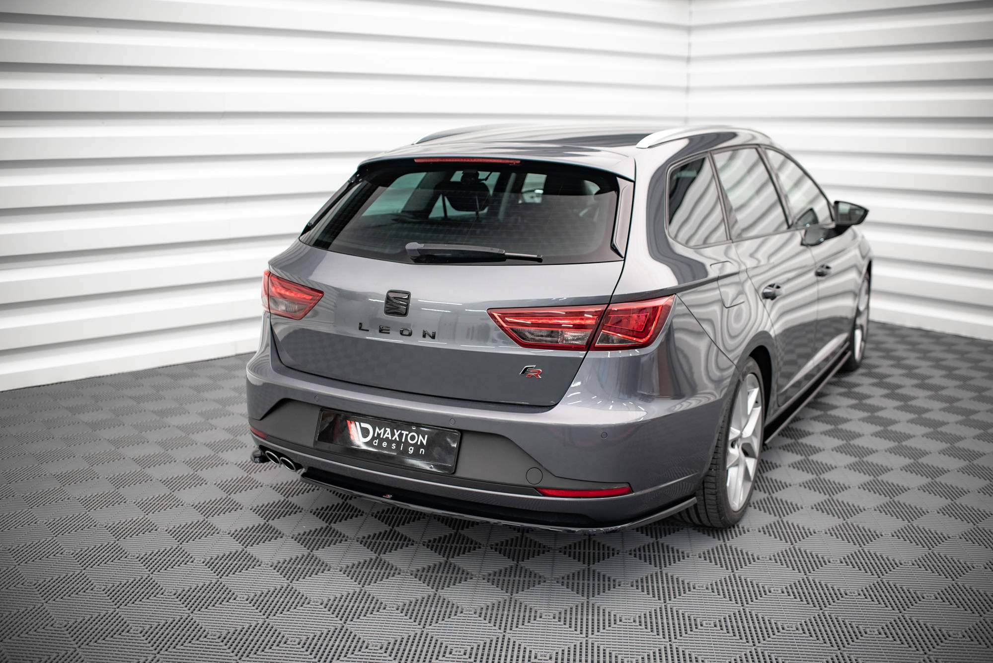 Maxton Design Heck Ansatz Flaps Diffusor V.1 für Seat Leon FR Sportstourer Mk3 schwarz Hochglanz