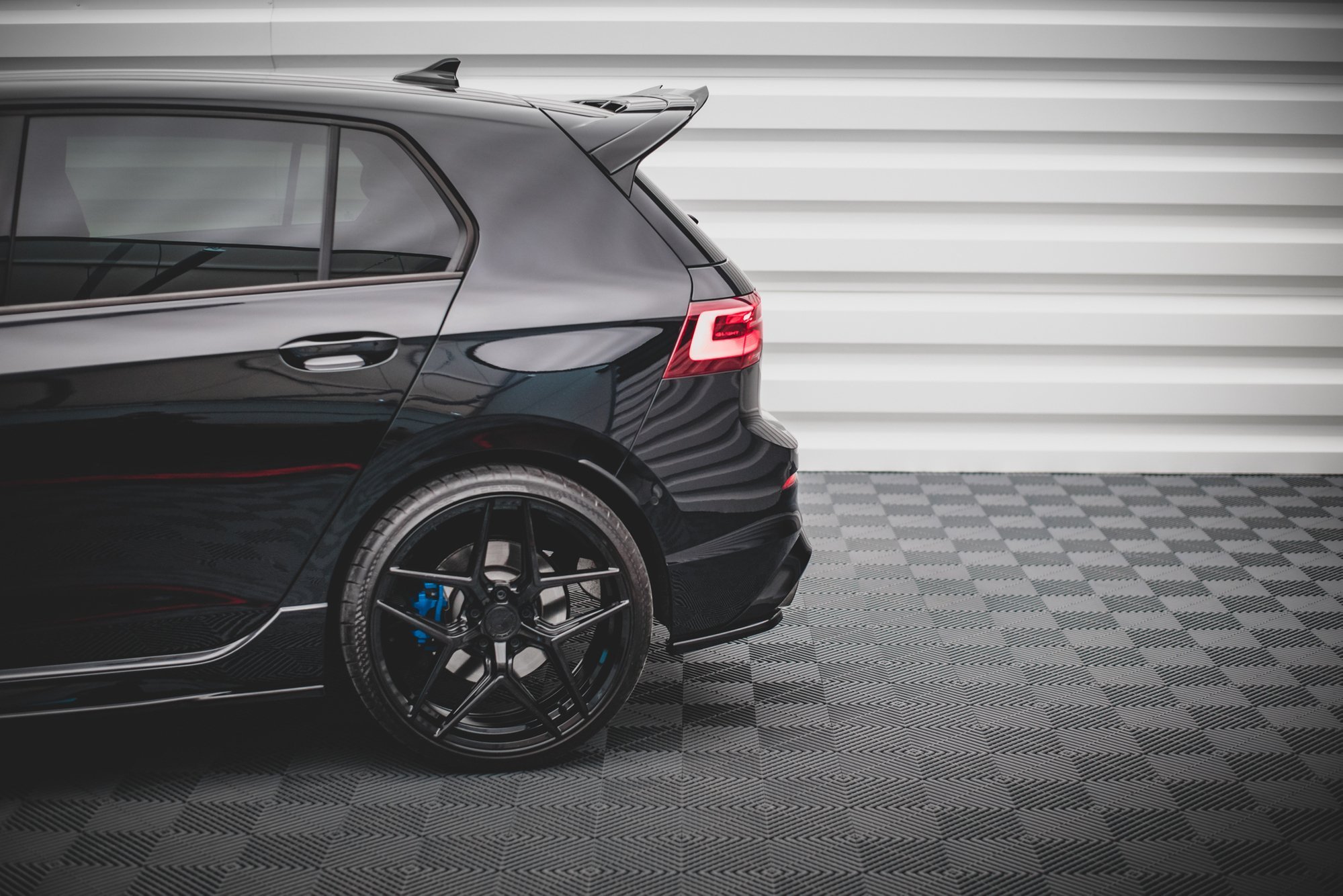 Maxton Design Heck Ansatz Flaps Diffusor V.1 für Volkswagen Golf R Mk8 schwarz Hochglanz