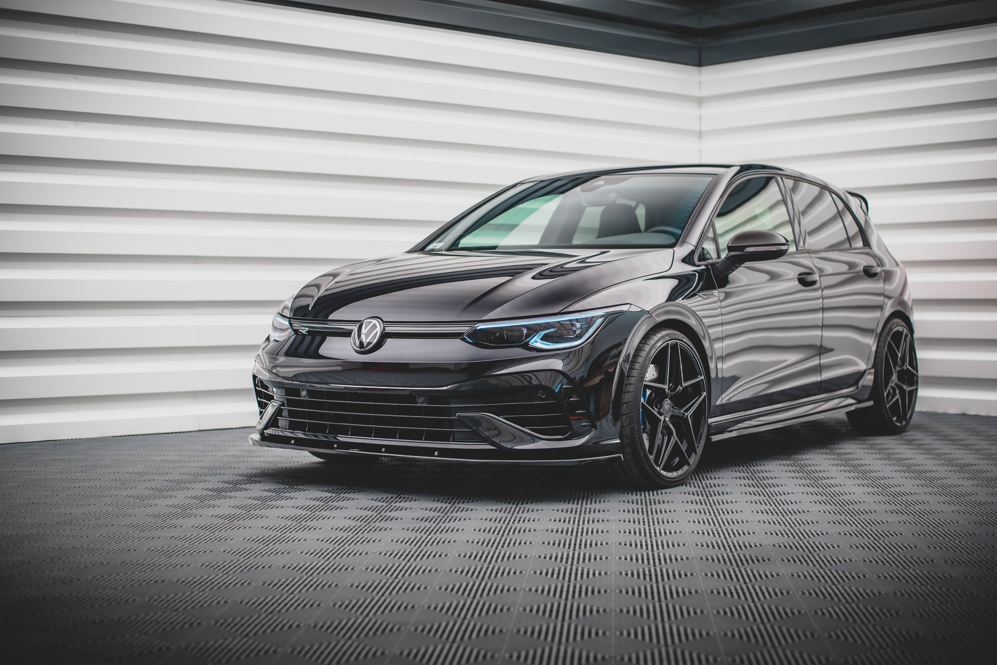 Maxton Design Front Ansatz V.1 für Volkswagen Golf R Mk8 schwarz Hochglanz