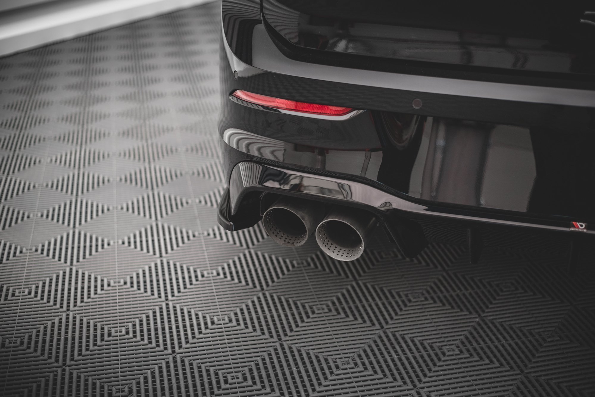 Maxton Design Heck Ansatz Flaps Diffusor V.3 für Volkswagen Golf R Mk8 schwarz Hochglanz