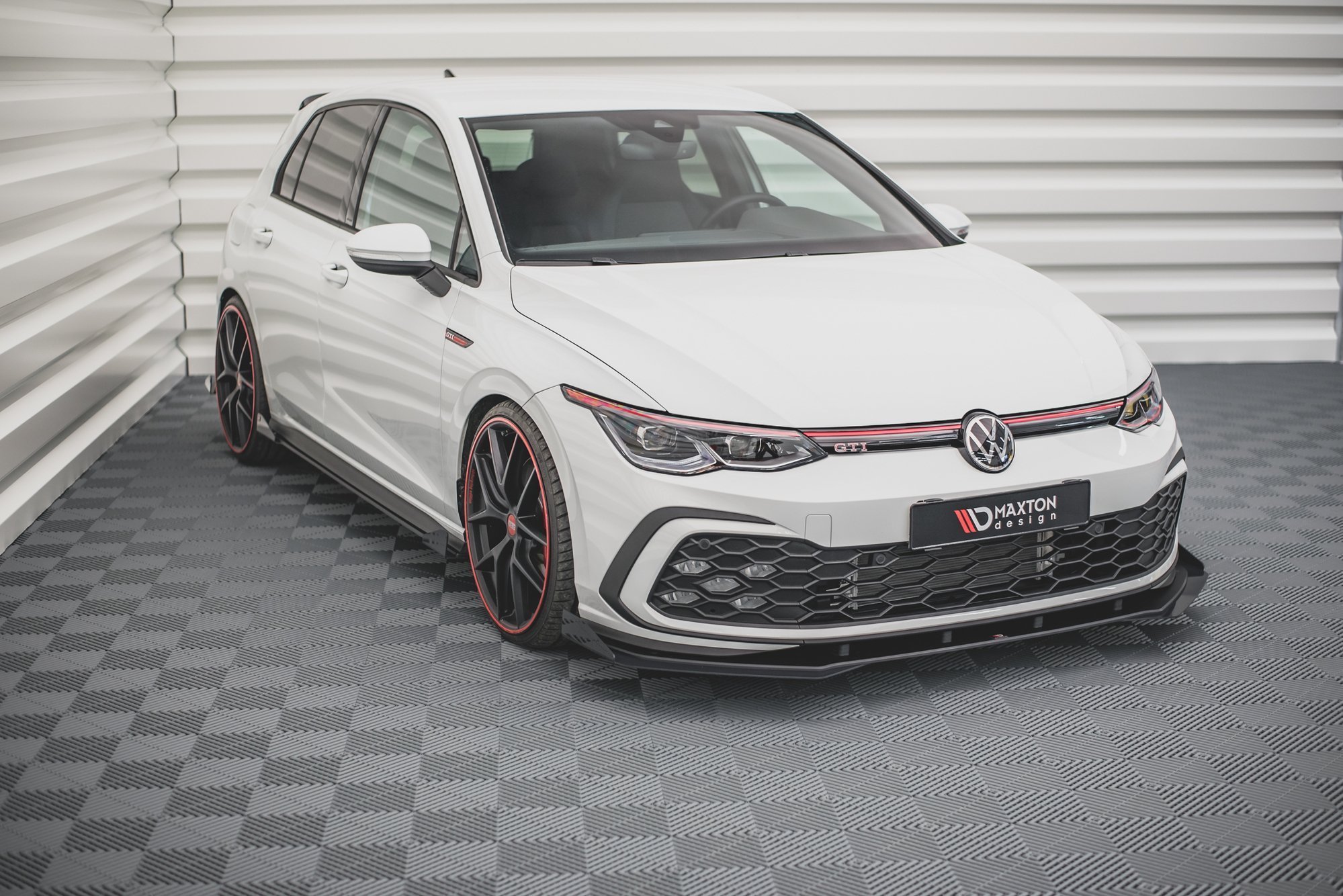 Maxton Design Robuste Racing Front Ansatz für passend +Flaps für Volkswagen Golf 8 GTI schwarz Hochglanz