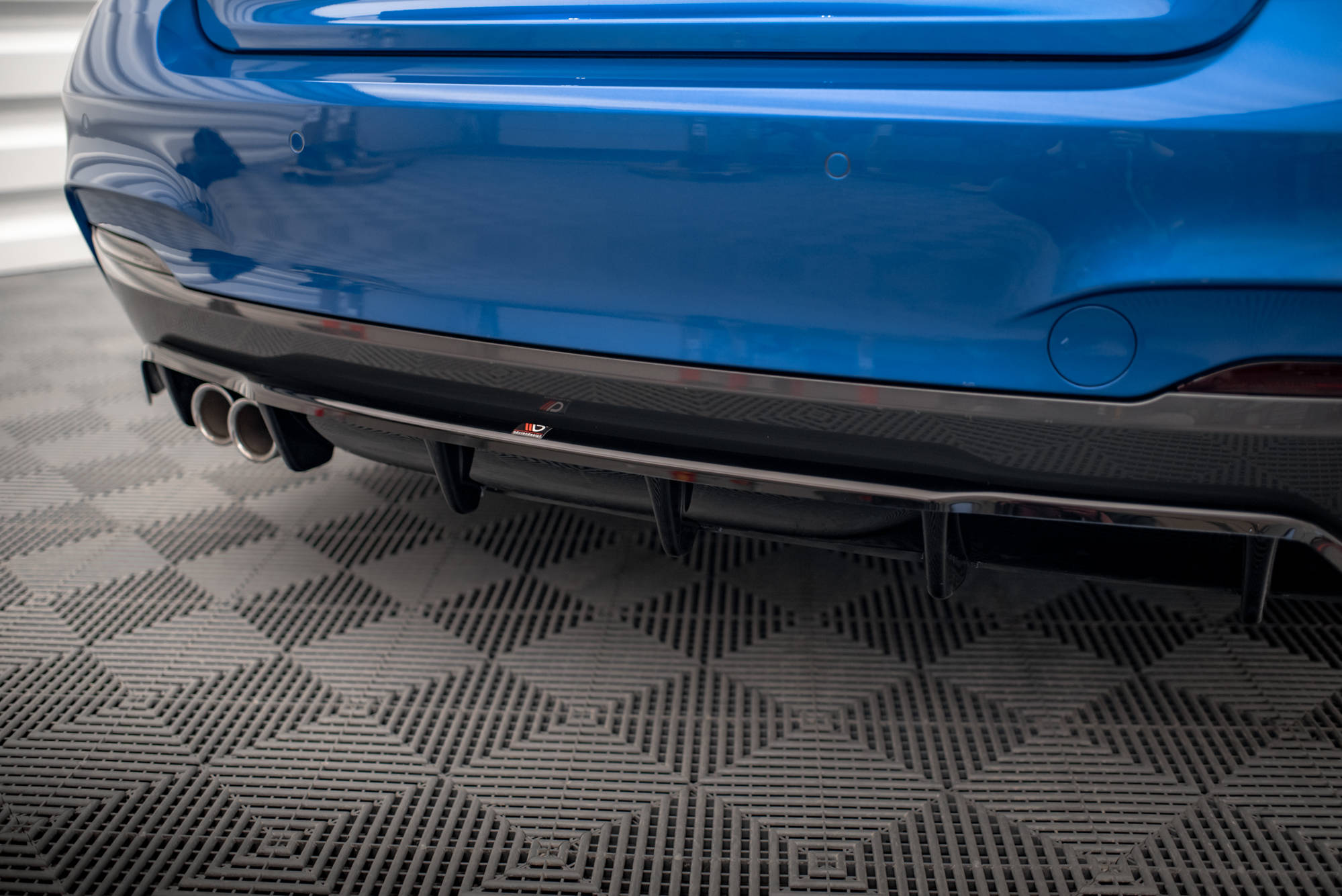 Maxton Design Mittlerer Diffusor Heck Ansatz DTM Look für BMW 2 M-Paket F22 schwarz Hochglanz