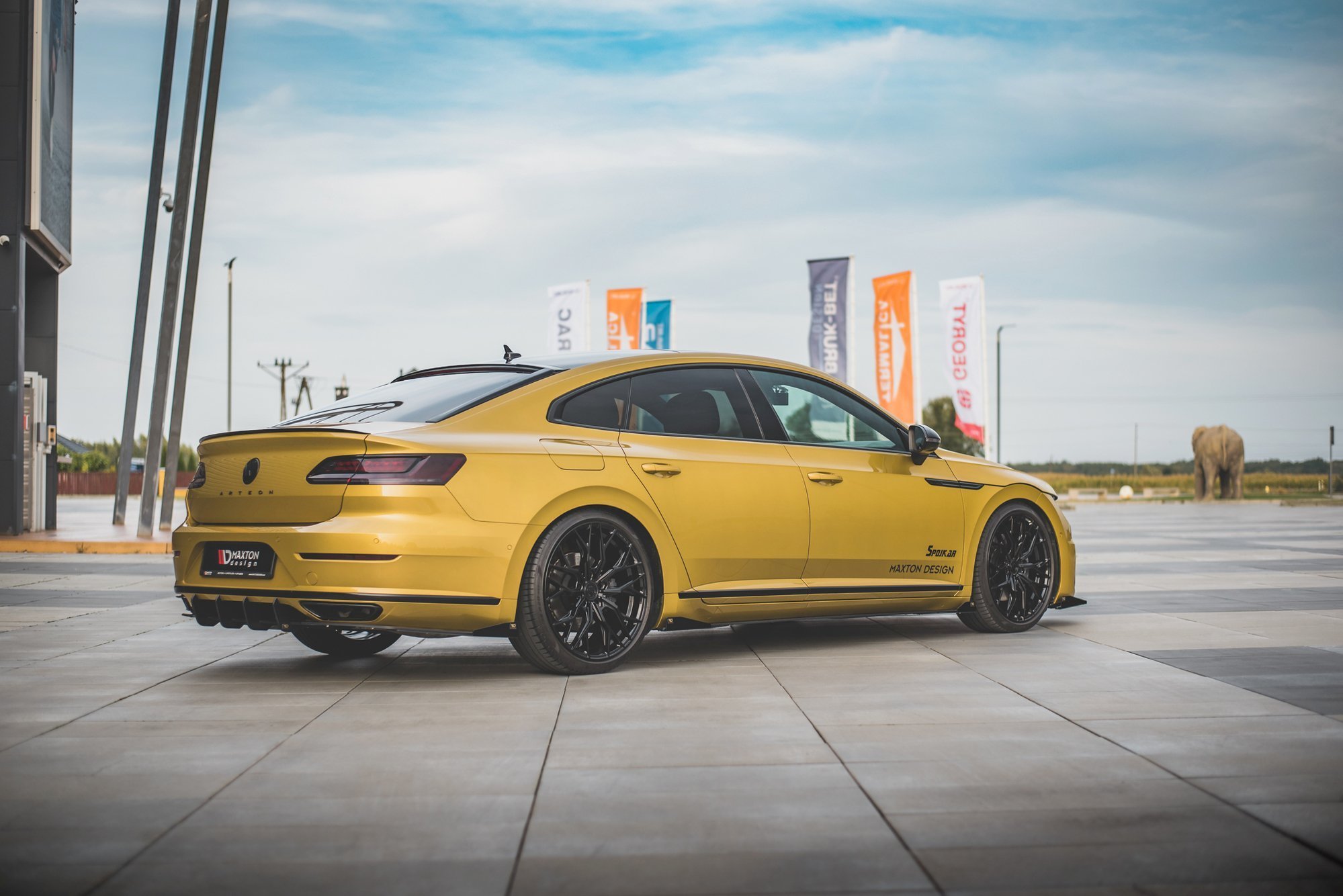 Maxton Design Robuste Racing Diffusor Heck Ansatz +Flaps für Volkswagen Arteon R-Line schwarz Hochglanz