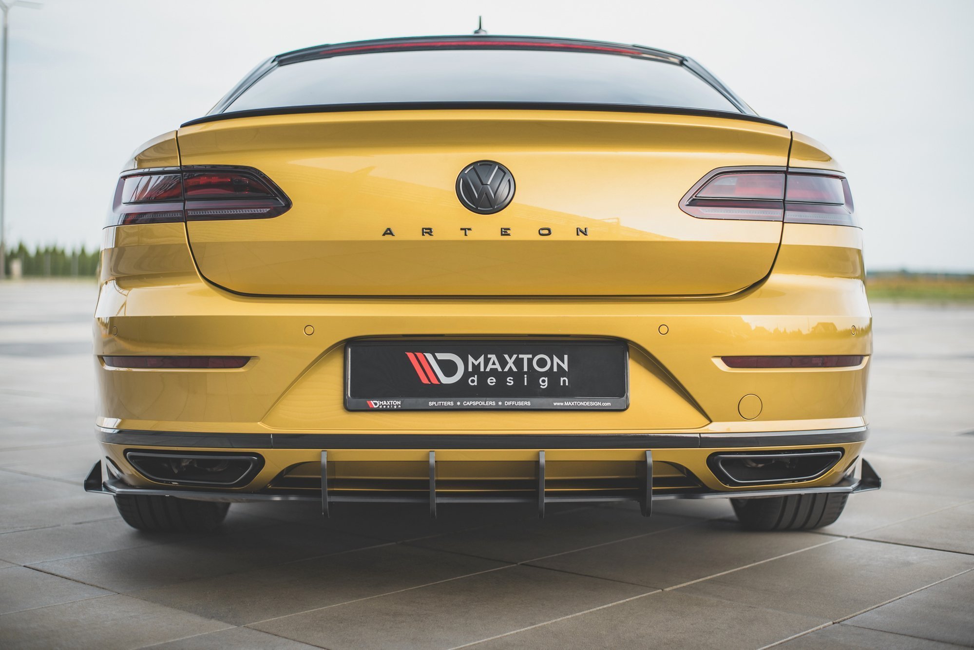 Maxton Design Robuste Racing Diffusor Heck Ansatz +Flaps für Volkswagen Arteon R-Line schwarz Hochglanz