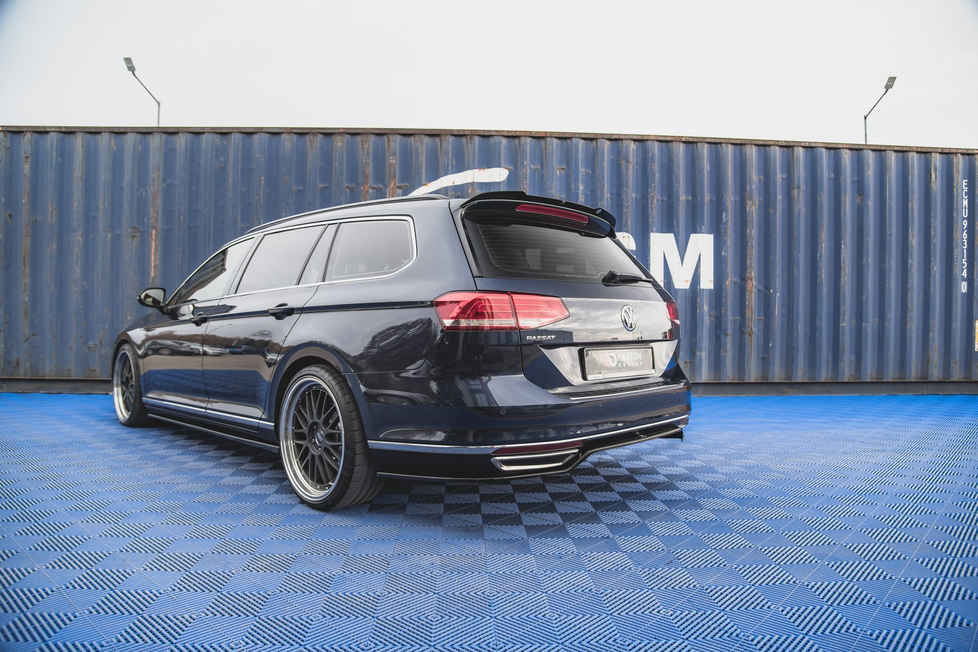 Maxton Design Mittlerer Diffusor Heck Ansatz für Volkswagen Passat B8 schwarz Hochglanz