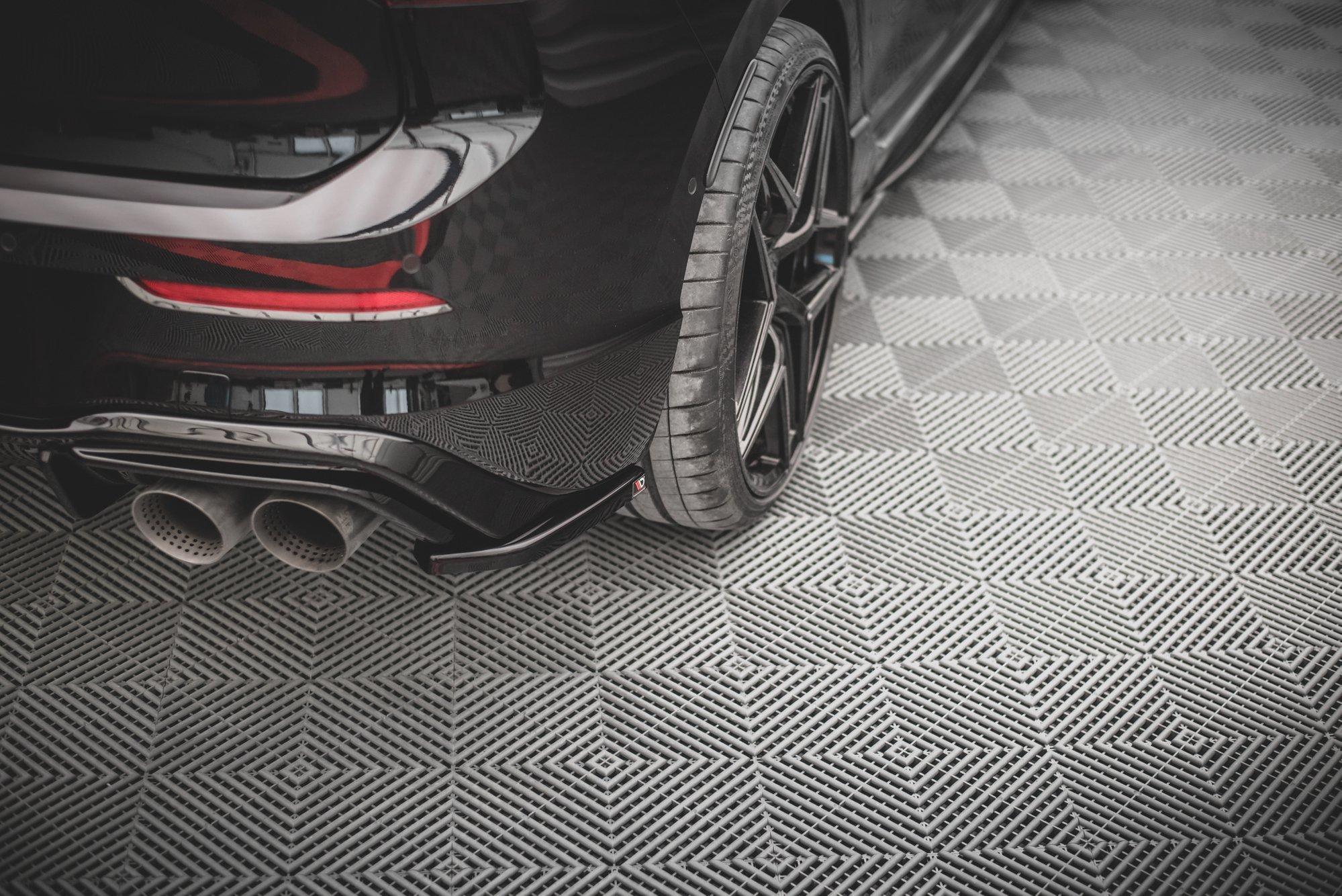 Maxton Design Heck Ansatz Flaps Diffusor V.4 für Volkswagen Golf R Mk8 schwarz Hochglanz