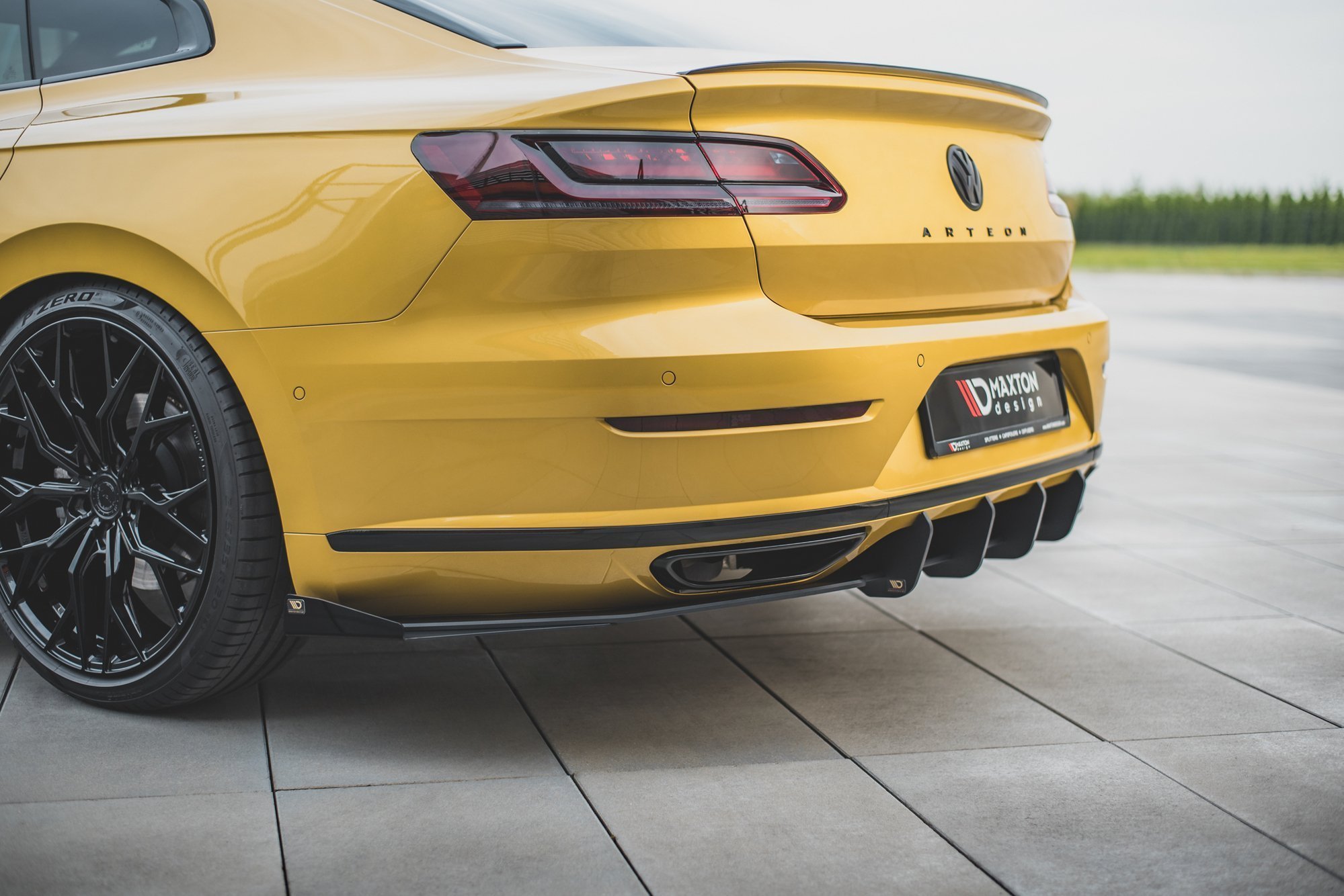 Maxton Design Robuste Racing Diffusor Heck Ansatz +Flaps für Volkswagen Arteon R-Line schwarz Hochglanz