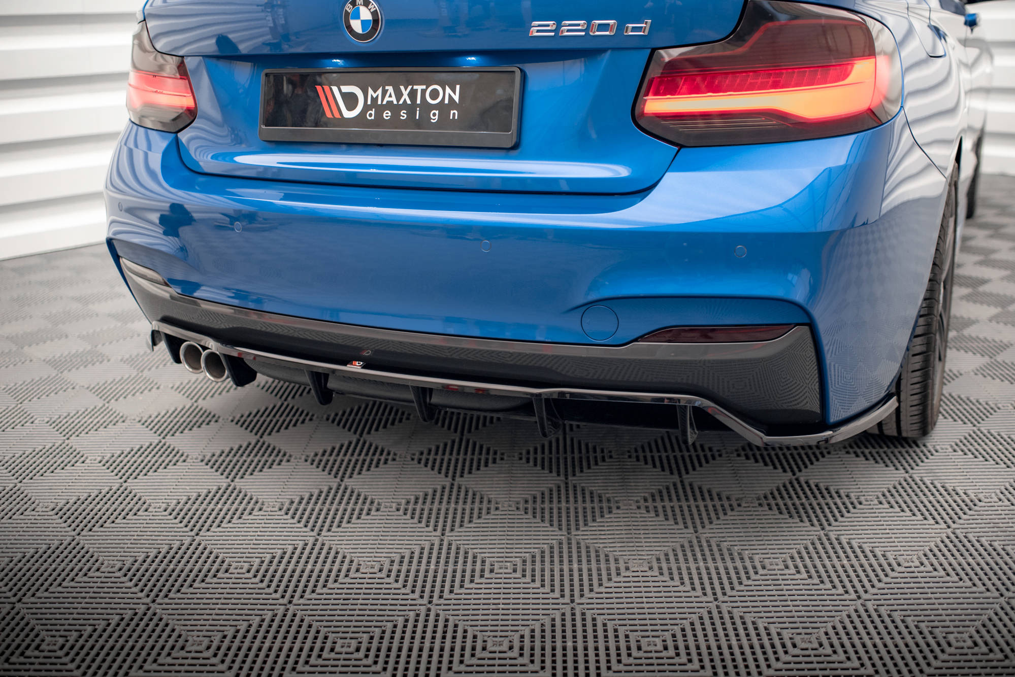 Maxton Design Mittlerer Diffusor Heck Ansatz DTM Look für BMW 2 M-Paket F22 schwarz Hochglanz