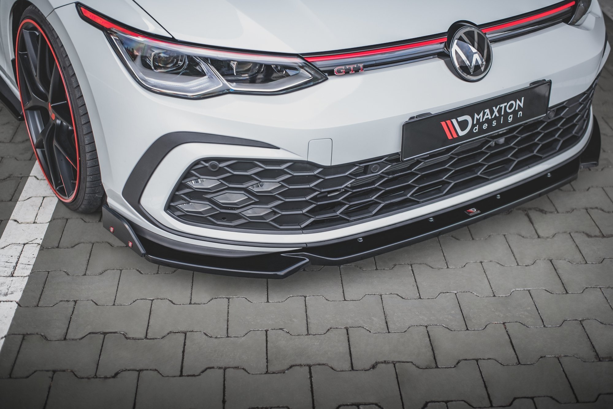 Maxton Design Front Ansatz V.2 +Flaps für Volkswagen Golf 8 GTI