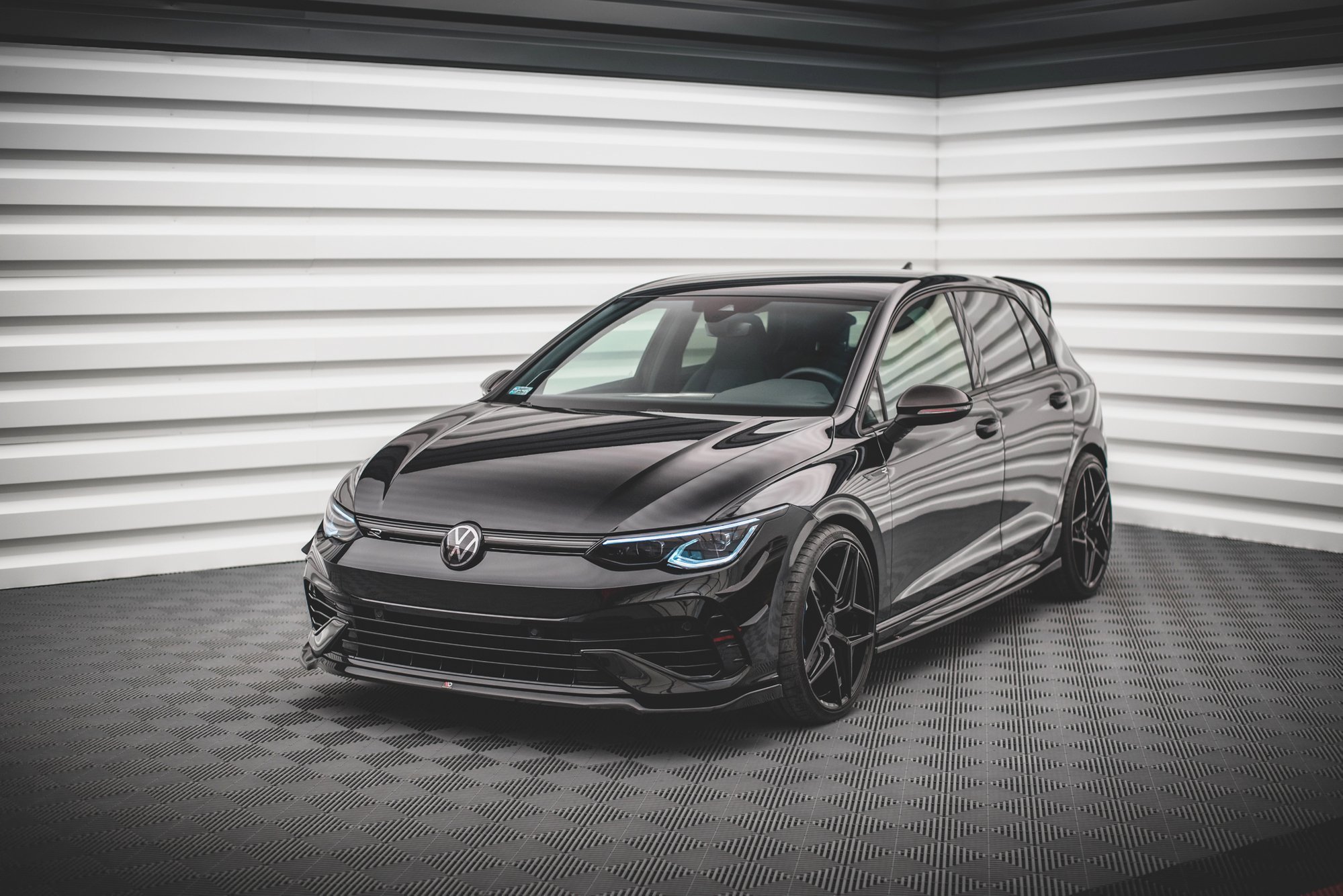 Maxton Design Front Ansatz V.6 für Volkswagen Golf R Mk8 schwarz Hochglanz