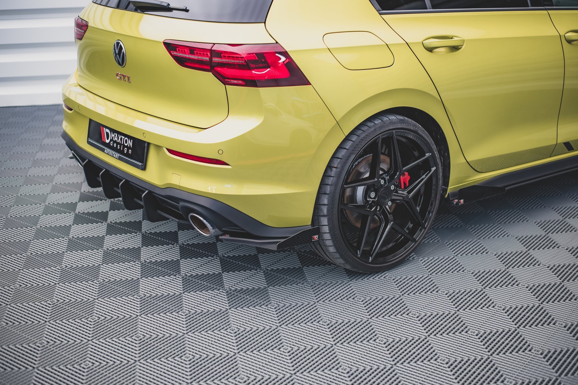 Maxton Design Hintere Seiten Flaps für Volkswagen Golf 8 GTI Clubsport schwarz Hochglanz