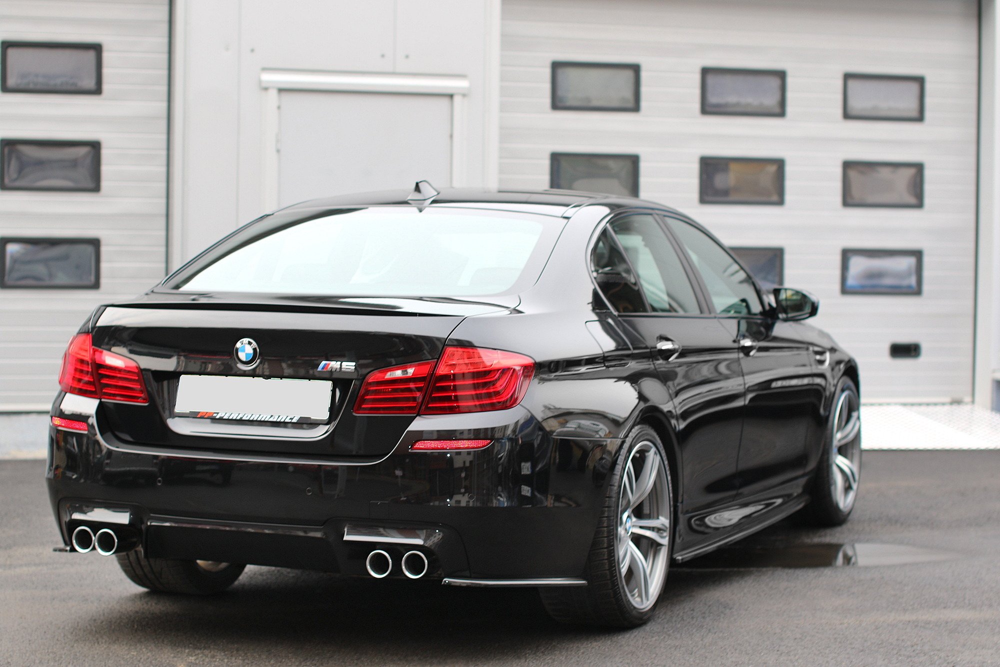 Maxton Design Heck Ansatz Flaps Diffusor für BMW M5 F10 schwarz Hochglanz