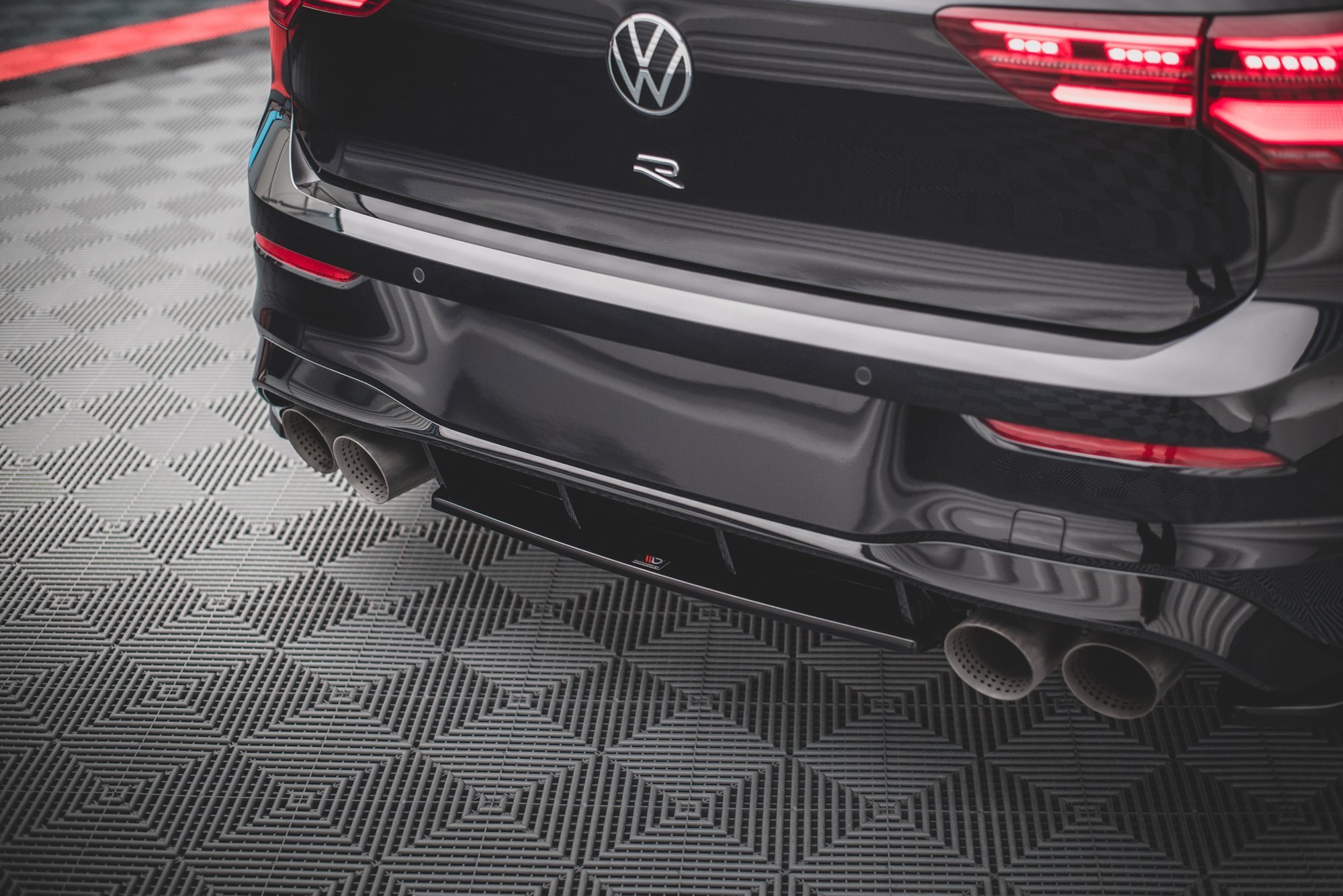 Maxton Design Mittlerer Diffusor Heck Ansatz für Volkswagen Golf R Mk8 schwarz Hochglanz