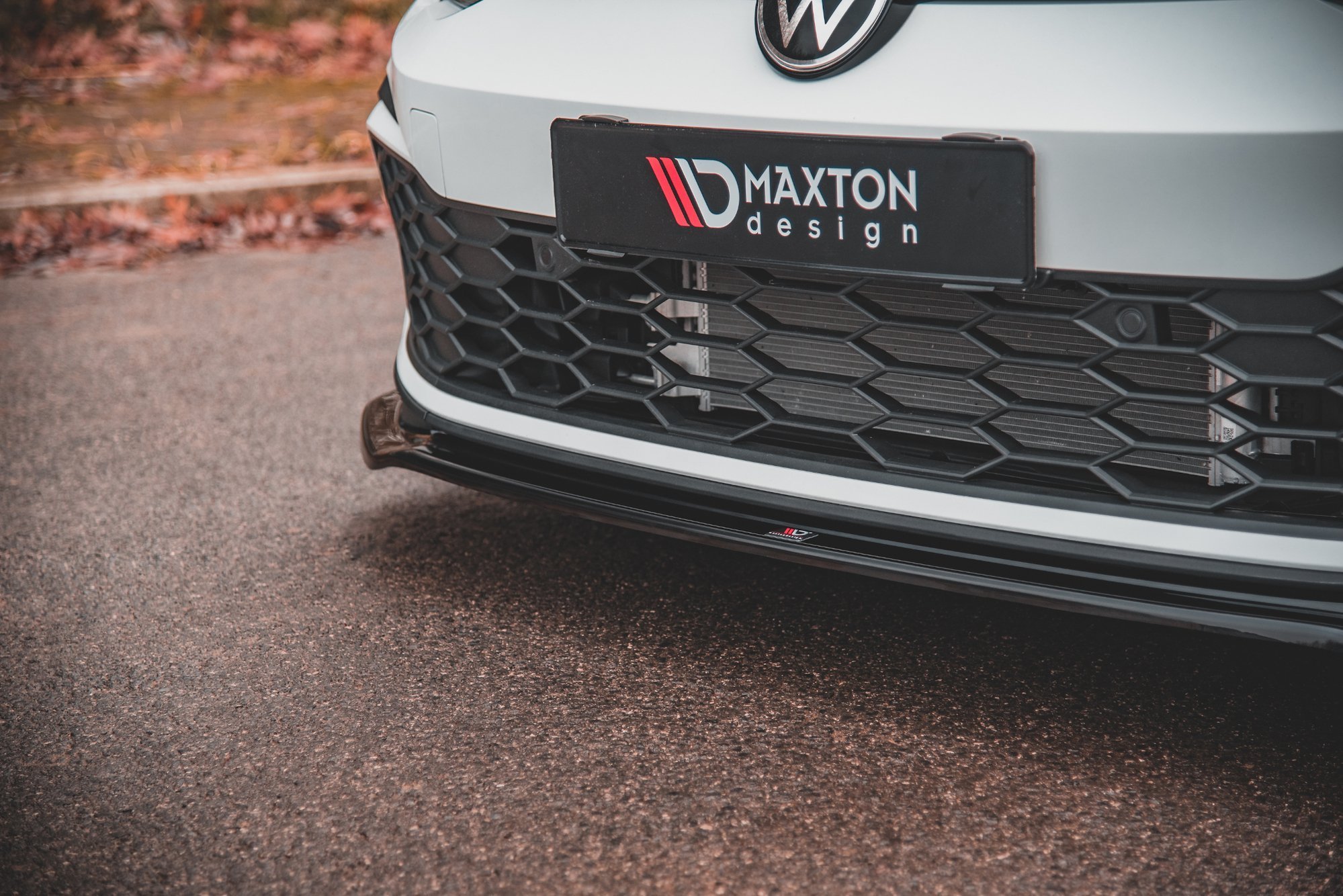 Maxton Design Front Ansatz V.4 für Volkswagen Golf 8 GTI schwarz Hochglanz